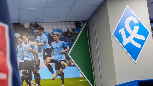 Председатель совета директоров Крыльев Советов Дмитрий Яковлев заявил Матч ТВ что самарцы закроют оставшиеся долговые обязательства перед РТ Капитал до момента обращения истца в суд с заявлением о банкротстве футбольного клуба На сегодняшний день компания РТ Капитал заявила лишь о намерении признать Крылья Советов банкротом Мы действуем в рамках разработанного плана и закроем оставшиеся долговые обязательства перед РТ Капитал до момента обращения истца в суд с соответствующим заявлением Ранее компания РТ Капитал уведомила о намерении обратиться в арбитражный суд с заявлением о признании несостоятельным банкротом АО ПФК Крылья Советов Также компания подала иск к самарскому клубу на 145 689 233 рублей news matchtv ПФК Крылья Советов