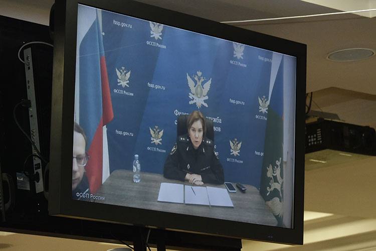 ФССП планирует ограничить должников в возможности получать разрешение на оружие  Федеральная служба судебных приставов РФ планирует ограничить должников в возможности получать разрешение на оружие, рассказала замдиректора ФССП РФ Елена Захаркина.  "Мы сейчас активно внедряем элементы разрешительной системы Росгвардии, говоря о том, что люди, которые хотят получить оружие, должны быть чисты перед законом. Если человек не готов исполнять законы Российской Федерации, зачем ему разрешение на ношение личного оружия, даже если оно охотничье.»