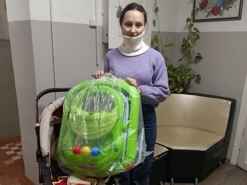 Бесплатный прокат помогает молодым родителям из Забайкалья сэкономить десятки тысяч рублей В Забайкальском крае социальные службы активно помогают молодым родителям предоставляя детские вещи во временное пользование В регионе реализуется программа повышения рождаемости что соответствует решению задач нацпроекта Семья Бесплатный прокат предметов первой необходимости для новорождённых доказал свою востребованность и эффективность оказывая значительную поддержку молодым мамам и папам Фонд Берегини включает более 10 позиций для детей от 0 до 4 лет кроватки матрасы коляски всех типов ванночки ходунки Принцип работы прост семья выбирает нужные вещи заключает договор о бесплатном временном пользовании обычно до 1 3 лет получает инструктаж После использования вещи возвращают чтобы они помогли другим Ключевой принцип ежегодное пополнение и обновление фонда в соответствии со стандартами безопасности Мы закупаем самое необходимое чтобы каждая мама могла найти здесь именно то что нужно её ребёнку рассказала директор центра Берегиня Татьяна Кузьминова   Подписывайтесь TG VK MAX