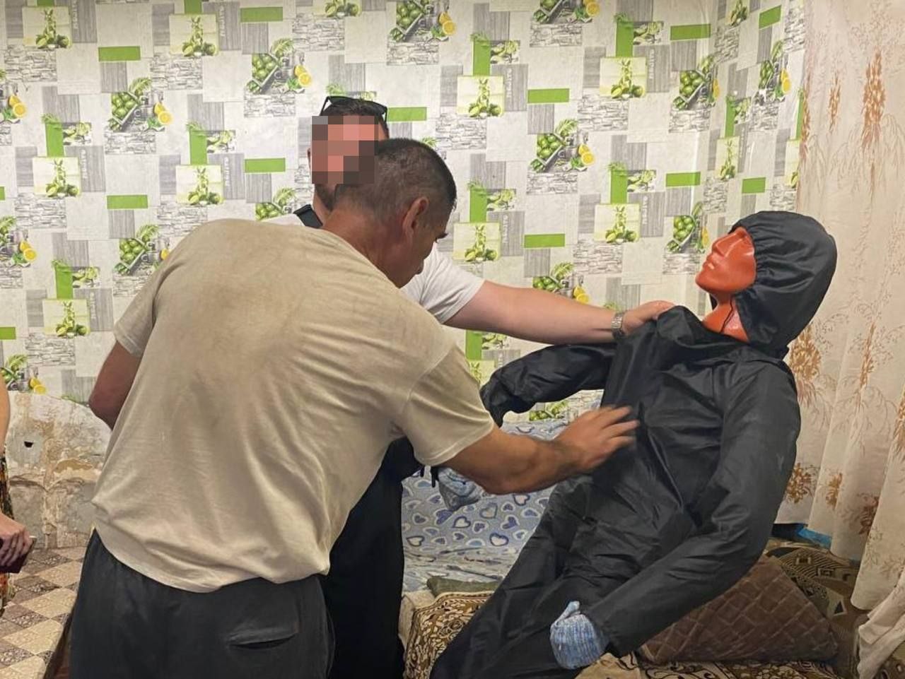 В Геническом районе Херсонской области задержан мужчина, подозреваемый в причинении тяжкого вреда здоровью, повлекшего смерть его знакомого Сотрудниками Генического межрайонного следственного отдела следственного управления СК России по Херсонской области возбуждено уголовное дело по факту умышленного причинения тяжкого вреда здоровью, опасного для жизни человека, повлекшего по неосторожности смерть потерпевшего ч. 4 ст. 111 УК РФ . По данным следствия, 6 июля текущего года в обеденное время 51-летний местный житель, находясь в доме у своих знакомых в пгт. Новоалексеевка, при распитии спиртных напитков в ходе возникшего между ним и потерпевшим конфликта нанес последнему удары руками и ногами по телу и голове. От полученных телесных повреждений мужчина скончался спустя непродолжительное время в автомобиле скорой медицинской помощи. В результате проведенных сотрудниками межрайонного следственного отдела следственных действий подозреваемый задержан в порядке ст. 91 УПК РФ, по ходатайству следователя он арестован судом. Фигуранту предъявлено обвинение. Сотрудники следственных органов СК России выполняют комплекс необходимых мероприятий, направленных на установление всех обстоятельств совершенного преступления. Расследование по уголовному делу продолжается.