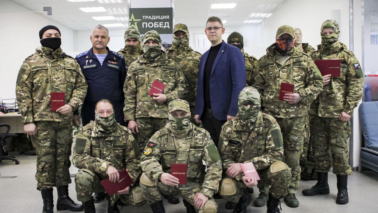 В Ивановской области обучили вторую группу операторов БПЛА для Вооруженных Сил России   Курс обучения на оператора БПЛА включает как теоретические основы, так и практическую подготовку. Навыки управления, обслуживания и ремонта беспилотников добровольцам помогают освоить опытные инструктора – военнослужащие, которые сами участвовали в СВО.  Стать оператором БПЛА может любой желающий, для этого следует обратиться в военкомат по месту жительства или центр «Твой контракт».