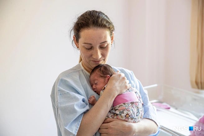 В Приморье обнародовали список самых популярных и самых редких имен, которые родители дали своим новорожденным детям в мае 2025 года. Как сообщили в региональном управлении ЗАГС, среди мальчиков лидируют имена Александр и Артем — так были названы по 25 малышей. За ними следуют Михаил 19 , Кирилл и Тимофей по 18 . У девочек самыми популярными стали имена Есения 23 , Ева 22 , София 21 , Алиса 20 и Виктория 19 . В то же время в мае в регионе родились и дети с редкими звучными именами. Среди мальчиков это: Одиссей, Харитон, Адам, Игнат, Святослав, Ростислав, Юрий, Анатолий, Демьян и Мирослав. У девочек в числе необычных оказались: Афина, Александрина, Аксинья, Мая, Весна, Искра, Устинья, Симона, Элина и Ярослава. По данным ЗАГС, выбор редких имен зачастую вдохновлен историей, литературой, мифологией или желанием родителей выделиться. Тем не менее традиционные имена продолжают сохранять стабильную популярность. Подписаться