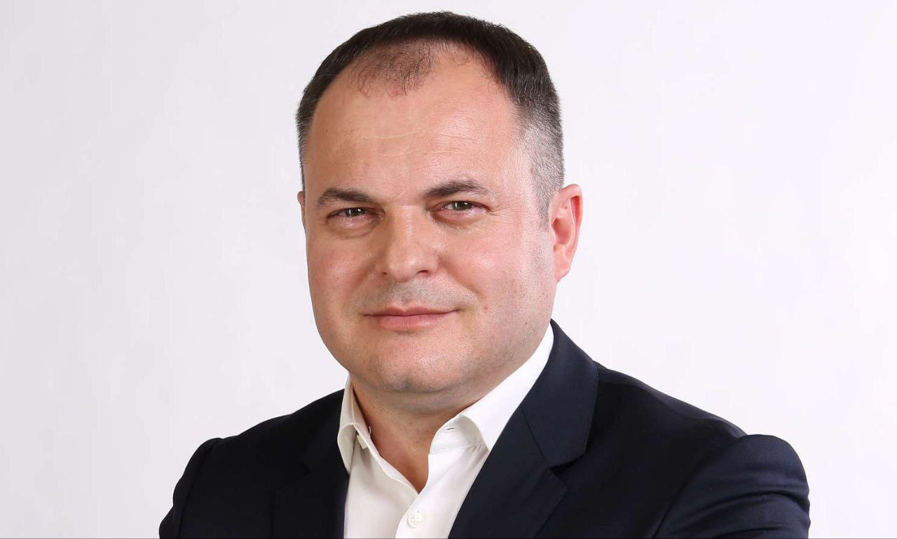 Врио главы Жигулёвска стал Алексей Иванов Его кандидатуру утвердила гордума Врио главы Жигулёвска назначен Алексей Иванов. Его кандидатуру утвердила дума Жигулёвска на экстренном 88-м заседании. В начале августа и.о. главы города Денис Бубенцев лишился должности. Он подал заявление о досрочном прекращении полномочий. На оперативном совещании 6 августа в правительстве региона при рассмотрении обращений граждан губернатор Вячеслав Федорищев раскритиковал работу, проведённую по благоустройству городского пляжа. Я изменений не вижу. Это халтура и безобразие. С исполняющим обязанности, который будет представлен по моему поручению, дисциплину подтягивайте! — отметил бездействие властей города Федорищев. Губернатор потребовал внести новую кандидатуру и.о. главы Жигулёвска. Сегодня, 11 августа, он представлен на оперативном совещании. Алексей Иванов — уроженец посёлка Тургенево Республики Мордовия. Учился в Волжской средней школе Красноярского района Самарской области. В 1999 году окончил Самарский государственный технический университет. Работал инженером-конструктором на Самарском опытно-экспериментальном заводе. Занимал руководящие должности на различных промышленных предприятиях России. Среди них — торговый холдинг «ОРТО», металлозаготовительные компании «ТОСНА» и «НижегородВторМет», металлургическая компания «Сталькрон». С 2022 по 2023 год был председателем совета директоров ООО «ЭТМ». Входит в совет директоров промышленных предприятий городского округа Жигулёвск. В 2021 году был избран депутатом самарской губдумы VII созыва. Входит в состав комитета по бюджету, финансам, налогам, экономической и инвестиционной политике и комитета по промышленности, предпринимательству, торговле, информационным технологиям и связи. Является председателем общественной комиссии по промышленной политике и развитию малого и среднего предпринимательства при комитете самарской губдумы по промышленности, предпринимательству, торговле, информационным технологиям и связи.