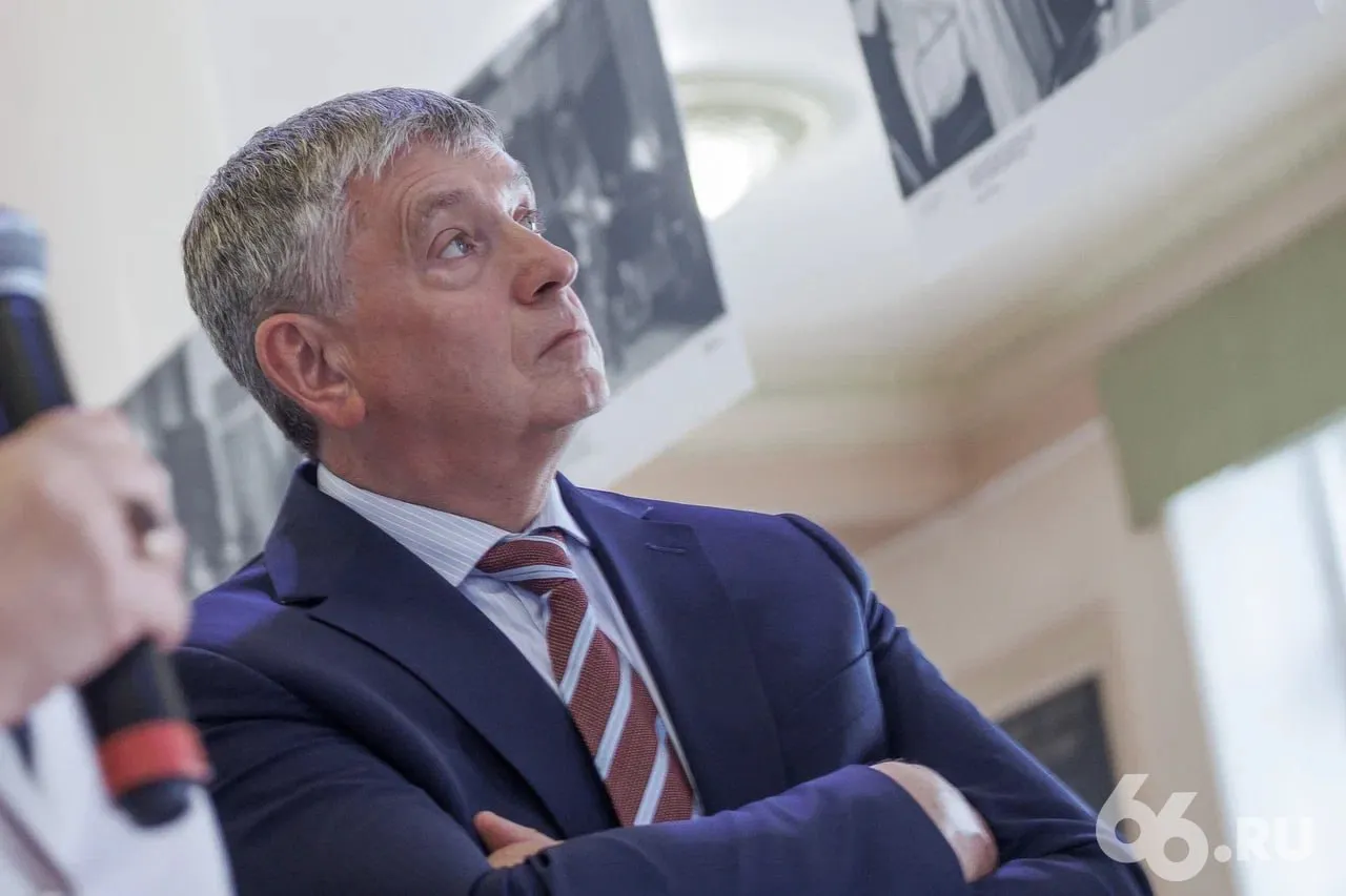 Пост президента УрФУ покинул Виктор Кокшаров Теперь он будет работать советником ректора Ильи Обабкова подтвердили 66 RU в вузе Такое кадровое решение там объяснили процессом реорганизации органов управления университета После назначения Ильи Обабкова на пост ректора УрФУ контракты сотрудников ректората проректоров и президента автоматически были прекращены Опыт многолетнего руководителя вуза должен быть максимально полезным в решении новых задач стоящих перед университетом добавили в вузе Виктора Кокшарова избрали президентом УрФУ прошлым летом В том же году он покинул пост ректора который занимал 15 лет Преемником Кокшарова стал директор института радиоэлектроники и информационных технологий Илья Обабков на связи в TG MAX VK