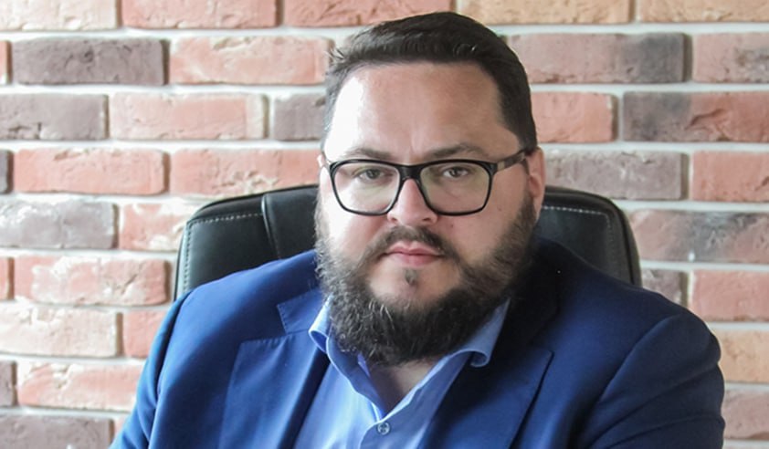 Гендиректором сети Твоё стал экс глава Связного и One Price Coffee Алексей Вуколов это уже третья смена СЕО в компании за год пишет Коммерсант Вуколов стал гендиректором с 16 октября До него с декабря 2024 компанию возглавляла Евгения Завгородная после чего в марте 2025 года ее сменил Денис Косаченко В 2024 году Твоё показала убыток в 372 млн рублей против прибыли в 678 млн рублей годом ранее Одной из ключевых причин проблем сети аналитики называют общие негативные тенденции в фешн ритейле особенно у сильно завязанных на офлайн компаний