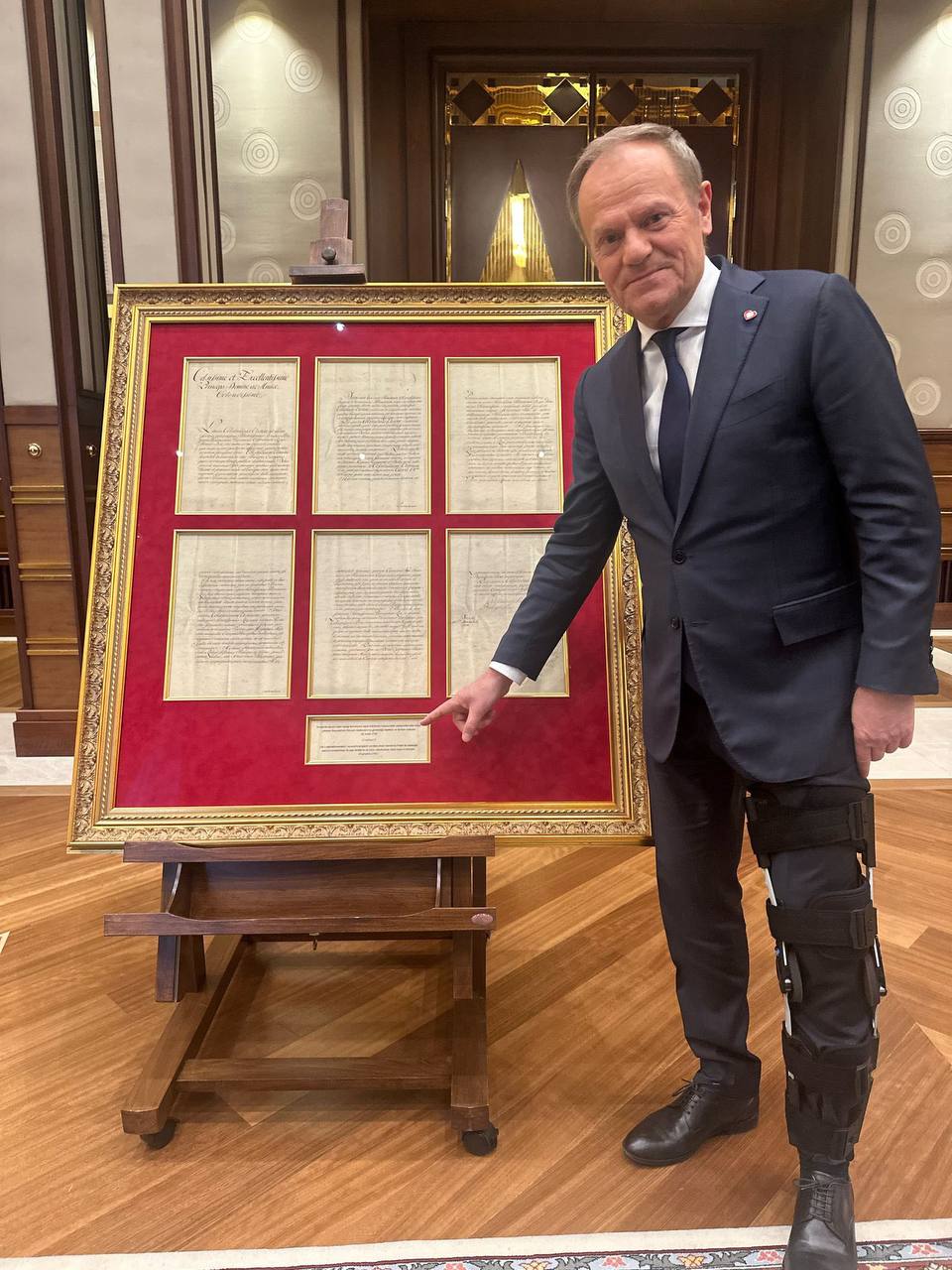 Премьер-министр Польши, Дональд Туск, может столкнуться с уголовным преследованием из-за не зарегистрированного подарка от президента Турции, Реджепа Тайипа Эрдогана. Президент Турции вручил Туску ценный исторический артефакт - письмо, датированное 1745 годом, написанное польским канцлером Анджеем Залуским для великого визиря Османской империи. Согласно польскому законодательству, все подарки, стоимость которых превышает половину минимальной заработной платы, должны быть зарегистрированы в течение 30 дней после их получения. Минимальная заработная плата в Польше составляет 760 злотых, а половина от этой суммы - 380 злотых. Стоимость подарка значительно превышает этот порог, однако Туск не выполнил необходимую процедуру регистрации.