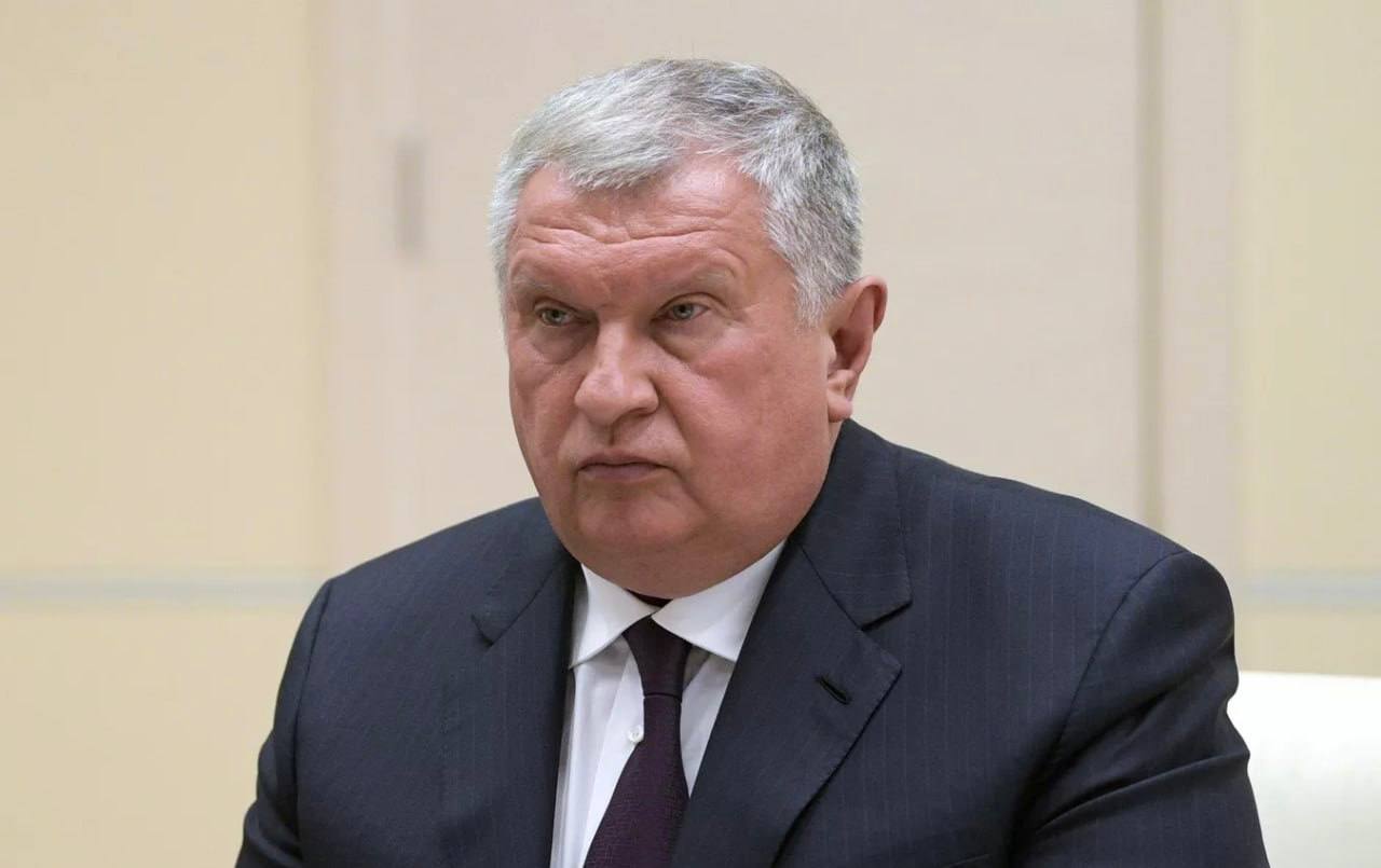 США не согласятся на снижение "потолка цен" на нефть из России. Это негативно повлияет на рентабельность их нефтяного экспорта, пояснил Игорь Сечин на ПМЭФ-2025. По словам главы "Роснефти", реальная цель Евросоюза, желающего снижения "потолка цен", заключается в повышении эффективности своих закупок из РФ, а не в снижении доходов российского бюджета.