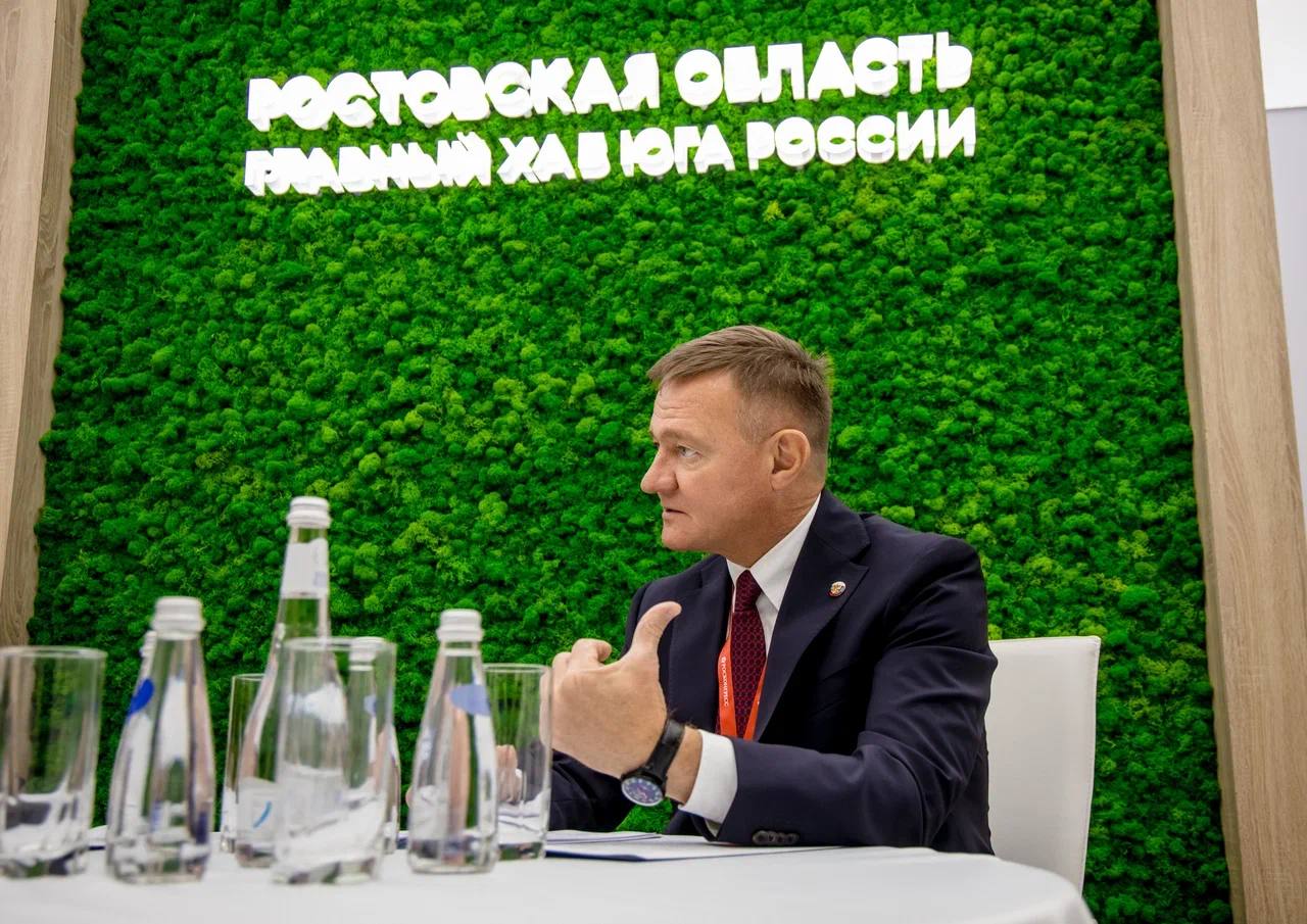 Роман Старовойт провел встречу с врио губернатора Ростовской области Юрием Слюсарем Особое внимание в регионе Минтрансом России уделяется речным перевозкам. Здесь на всех парах завершается строительство первого пускового комплекса Багаевского гидроузла — пропускная способность участка вырастет с 14 до 26 млн тонн. Протяженность внутренних водных путей в Ростовской области — более 1000 км, из них с гарантированными габаритами судовых ходов – 384 км. В прошлом году речными перевозками здесь воспользовались 11,5 тыс. пассажиров. В Ростовской области будут развивать перегрузочные комплексы на базе речных портов региона. Такое соглашение на полях ПМЭФ подписали власти региона с Росморречфлотом. Обсудили и текущие транспортные вопросы. В прошлом году было обновлено два участка федеральной дороги протяжённостью 11 км и 5,9 км, а за счет мер поддержки поставлено 79 новых автобусов для комфортного передвижения жителей и гостей региона. Продолжаем совместную продуктивную работу по всем направлениям транспортного комплекса. Написать нам