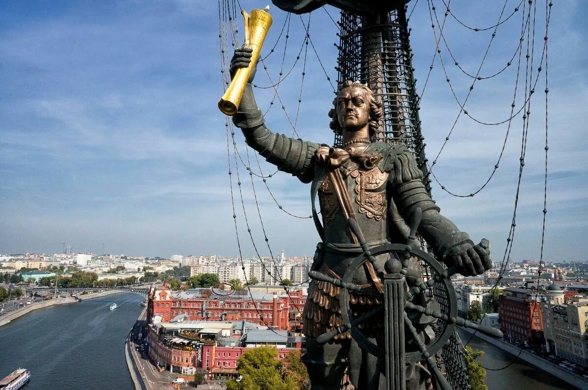 День в истории России 5 сентября 1997 года в Москве был открыт памятник Петру I работы скульптора Зураба Церетели 98 метровый монумент стал одним из самых высоких памятников в России и в мире Ему уступает даже Статуя Свободы в Нью Йорке Архитектурное сооружение расположено на насыпном острове у Берсеневской набережной на разделе Москвы реки и Водоотводного канала недалеко от кондитерской фабрики Красный Октябрь Искусственный остров на котором установлен монумент окружен фонтанами что создает эффект рассекающего воду корабля Общая высота памятника составляет 98 метров общий вес более 2 тысяч тонн На разработку проекта изготовление и само строительство понадобился почти год У памятника сложная конструкция и к его созданию привлекали не только архитекторов но и ученых из НИИ механики МГУ