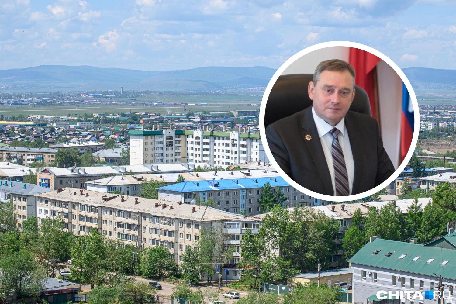 Жители Осинников требуют ответить администрацию, куда пропал их руководитель Игорь Романов. Городом около месяц управляет его заместитель, заявляют горожане в соцсетях.  ⏺По словам кузбассовцев, работу градоначальника, в том числе встречи с жителями, делает его первый заместитель. Его якобы сделали исполняющим обязанности после внезапной пропажи Романова.   Вскоре сотрудники администрации ответили на возмущения, заявив, что их начальник ушел на больничный. Из-за болезни Романов может работать только в телефонном режиме.  "Как только состояние здоровья улучшится, глава города выйдет на работу", — обещают представители мэрии.  В последний раз публично глава Осинников появлялся в начале июня.