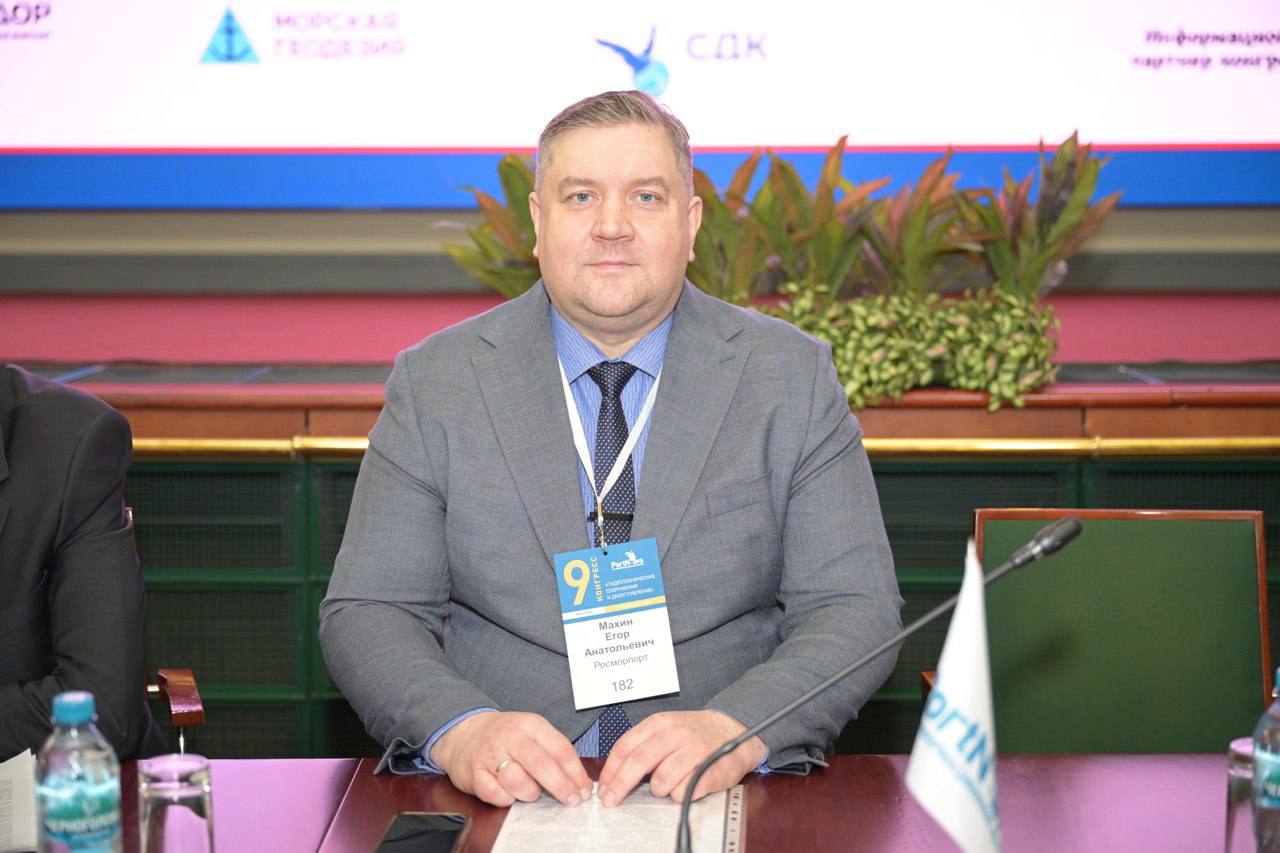 Росморпорт выполнил дноуглубление в объеме 12 4 млн куб м в 2025 году Об этом в ходе ХIII Международного Форума дноуглубительных компаний организованного медиа группой ПортНьюс сообщил начальник управления дноуглубительных работ центрального аппарата предприятия Егор Махин В соответствии с приведенными данными в том числе было выполнено 9 7 млн куб м ремонтного черпания в 17 морских портах и 2 7 млн куб м капитального дноуглубления Капитальное дноуглубление выполнялось для Универсального торгового терминала Усть Луга 590 тыс куб м газоперерабатывающего комплекса в порту Усть Луга 901 2 тыс куб м терминала минеральных удобрений в порту Усть Луга 485 7 тыс куб м Кроме того дноуглубительные работы выполнялись в рамках реконструкции внутренней акватории порта Новороссийск 207 тыс куб м и акватории порта Туапсе 2 3 тыс куб м