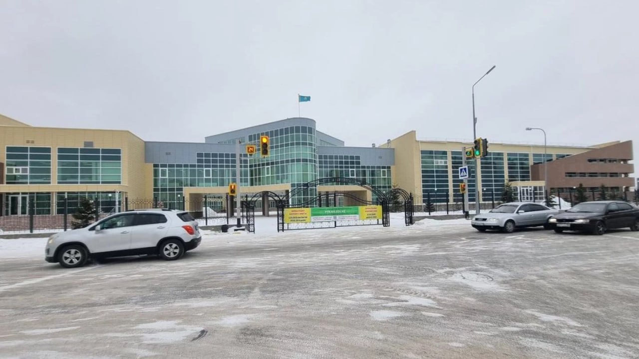 Ученик выпал из окна Назарбаевской школы в Петропавловске Шокирующий случай произошёл в Назарбаевской школе сеть НИШ сообщает Qazaqstan Media Вчера из окна третьего этажа выпал мальчик 2008 года рождения Сейчас он в реанимации городской больницы Состояние у подростка тяжёлое но он в сознании Врачи говорят что у него переломы Причина произошедшего неизвестна В школе идёт проверка учителя пытаются понять что именно случилось и почему Прямой связи нет просто контекст осенью 2025 года мы писали о суицидах в Назарбаев Университете серия публикаций выше Фото Qazaqstan Media t me orda kz