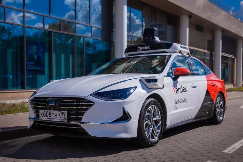 Компания Яндекс направила в Роспатент заявки на регистрацию товарных знаков Яндекс роботакси и ЯРоботакси Согласно документам бренды получат правовую охрану в отношении обширного перечня товаров и услуг В их число входят автономные и беспилотные автомобили устройства для автоматического управления транспортом программное обеспечение и цифровые платформы для организации пассажирских перевозок Представители компании пояснили что регистрация брендов часть систематической подготовки к масштабированию сервисов на основе беспилотных технологий Мы последовательно работаем над расширением возможностей роботакси и создаём юридическую и технологическую основу для масштабирования по мере готовности инфраструктуры и регулирования отметили в Яндексе Транспорт и логистика Подписаться Найти нас в MAX