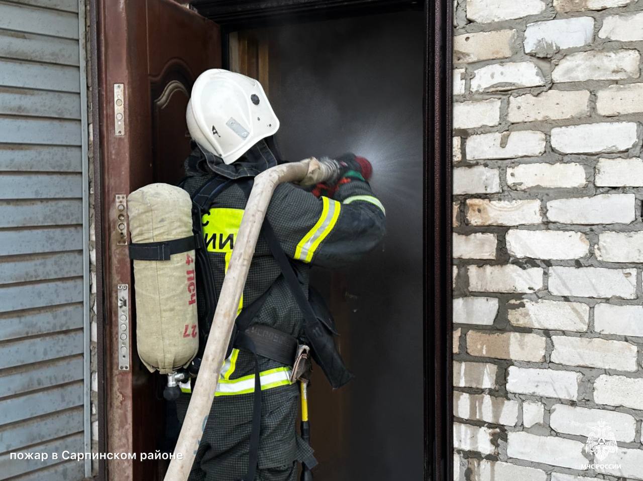В Республике Калмыкия за прошедшие сутки пожарно-спасательные подразделения реагировали на 5 пожаров Из них 4 возгорания мусора и 1 техногенный пожар: в селе Садовое произошло возгорание предметов быта в неэксплуатируемом здании. Пожар ликвидирован на площади 6 квадратных метров. На ликвидацию последствий дорожно-транспортных происшествий спасатели привлекались 1 раз. Фото: МЧС Республики Калмыкия Быть в курсе Прислать новость