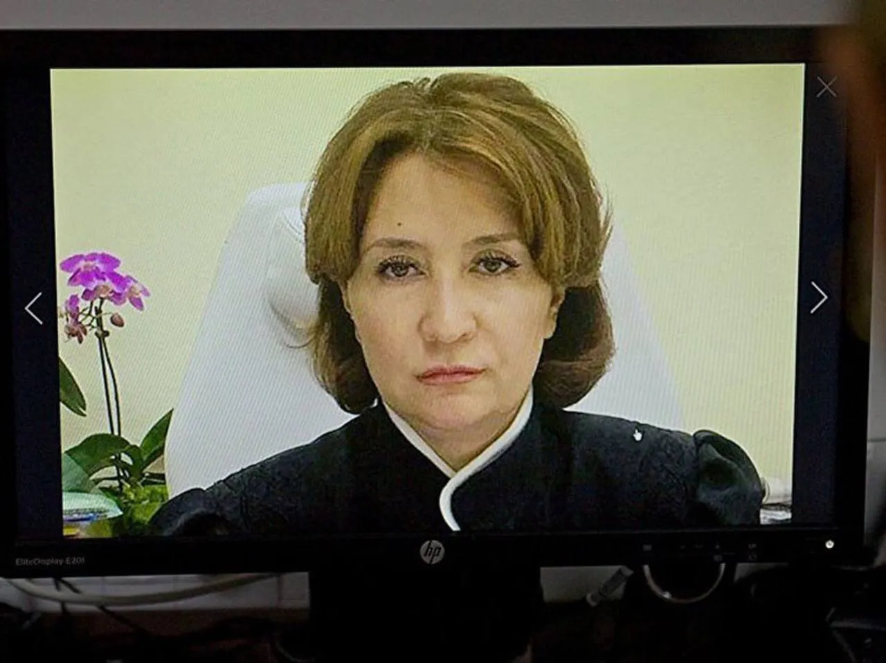 Судья в Краснодаре Ольга Борисова незаконно вернула имущество на 10 млрд рублей криминальным авторитетам В августе 2024 года Горячеключевской суд подал иск к членам группировки Робсона Татуляна Требовали взыскать 6 млрд рублей за незаконную застройку земель бывшего совхоза Чкаловский Первая инстанция арестовала имущество апелляция оставила решение в силе Ответчики не согласились и обжаловали в кассации Чтобы добиться отмены ареста они вступили в неформальные отношения с судьями Председатель судебной коллегии по гражданским делам 4 КСОЮ Ольга Борисова и советник председателя Александр Мамай помогли отменить обеспечительные меры сообщили в правоохранительных органах 15 августа 2025 года кассация отменила арест на гостиницу Кроун Плаза в центре Краснодара стоимостью 10 млрд рублей Ранее Высшая квалификационная коллегия судей РФ направила в Генпрокуратуру материалы для антикоррупционных проверок четырех судей Краснодарского края Краснодар Сегодня Телеграм ВСЁ оставайтесь на связи с нами в MAX   max ru krd 00