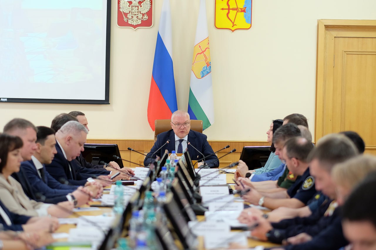 Первые результаты важнейшей программы «Семья и дети» обсудили утром на оперативном совещании С этого года образование, социальная сфера, культура, спорт, здравоохранение, молодежная политика объединены новой региональной комплексной госпрограммой «Семья и дети». В рамках годовых целей и задач уделили серьезное внимание этому направлению. Контролируем ход исполнения. О промежуточных итогах доложила заместитель председателя правительства Кировской области Светлана Шумайлова. — Поддержка родителей. С начала года мамы в возрасте до 24 лет включительно, родившие первенца, начиная с 1 января 2025 года, получают увеличенную доплату. На сегодняшний день мера предоставлена более 3 800 женщинам. Многодетные семьи получают 16 мер поддержки без учета дохода семьи. — Школы и детские сады. С начала года три новые школы уже открылись в Кирове, ещё 6 — в процессе строительства. Запланирован капремонт в 12 школах: в школе города Орлова работы завершены, на остальных объектах работы продолжаются. Приводим в порядок 2 детсада и 3 здания техникумов. — Культура и молодёжная политика. В этом году в регионе откроется 5 модельных библиотек. Работы выполняются в срок. В Кирове создаётся молодёжный центр — ремонт начался, оборудование закупается. К концу сентября в 8 муниципальных образованиях появятся новые «Отличные места», еще два увеличат свои площади. Сейчас в этих пространствах идут ремонтные работы. — Спорт. В Радужном строится крытый каток, в Гагаринском парке — новая спортплощадка. В Вятских Полянах создается плавательный бассейн. — Здравоохранение. В Слободском и Свече строятся новые детские поликлиники. В медорганизации региона поступили все 65 новых машин для медиков и 544 единицы оборудования. Из 34 запланированных на этот год ФАПов уже приняты и пролинцензированы 7. — Помощь детям-сиротам. В этом году приобретем собственное жильё для 459 ребят. Уже куплено 234 квартиры, 119 из них переданы новым владельцам.