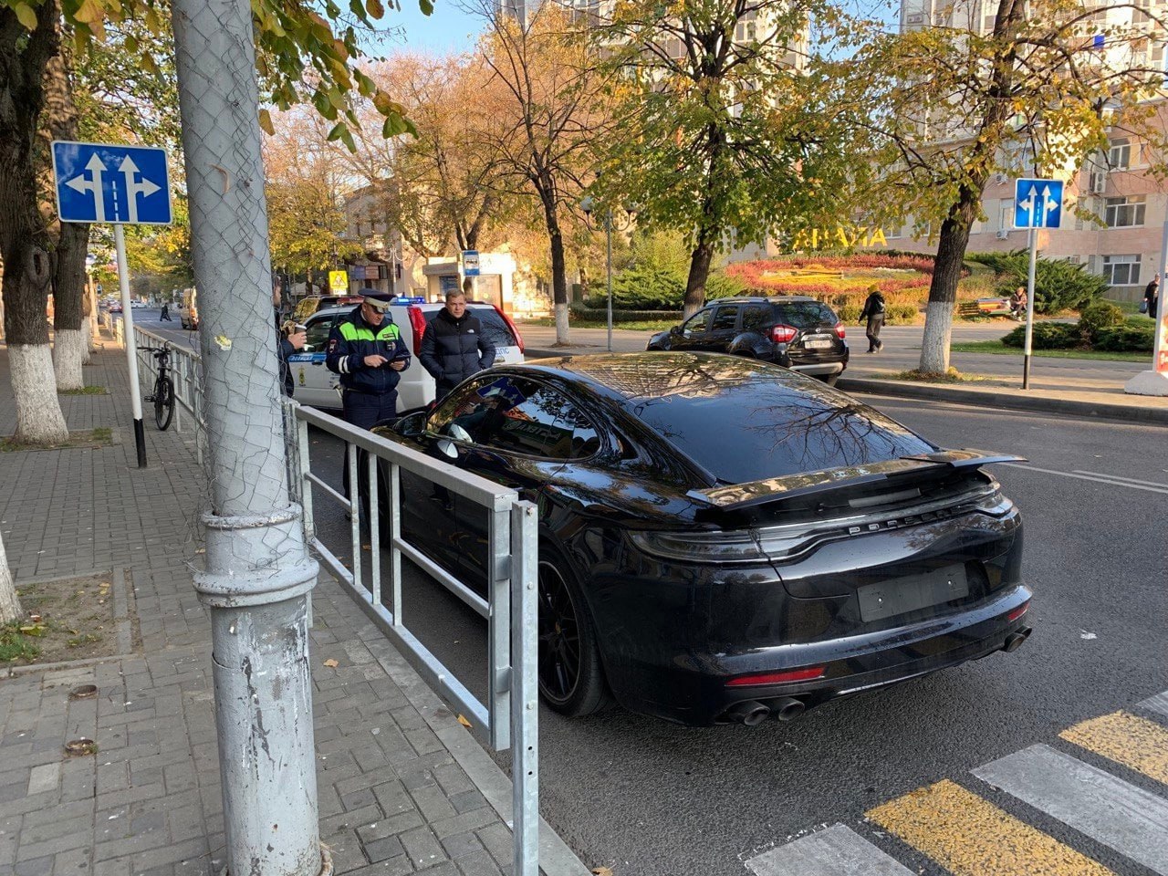 С 1 декабря парковки в Анапе станут платными Об этом сообщили на сегодняшнем планерном совещании. Первый этап охватит всю центральную и курортную части города. Тариф составит 40 рублей в час, оплата будет доступна через банкоматы, парковочные терминалы, интернет-порталы и приложения. Для местного населения, имеющего прописку, предусмотрен абонемент стоимостью 6250 рублей в год. Иногородние также смогут приобрести годовой парковочный абонемент, его цена составит 18980 рублей. Предусмотрены временные тарифы для отдыхающих в зависимости от продолжительности отпуска. -Все средства в полном объеме будут направлены на улучшение улично-дорожной сети и сопутствующей инфраструктуры. Расширенный функционал камер фиксации позволит получать сведения не только о нарушениях парковки, но и правил дорожного движения, а также благоустройства города-курорта,-подчеркнул Василий Швец. Подробная информация на портале «Парковочное пространство Анапы»:     #НовостиАнапыСегодня #НовостиАнапы #АнапаМедиа