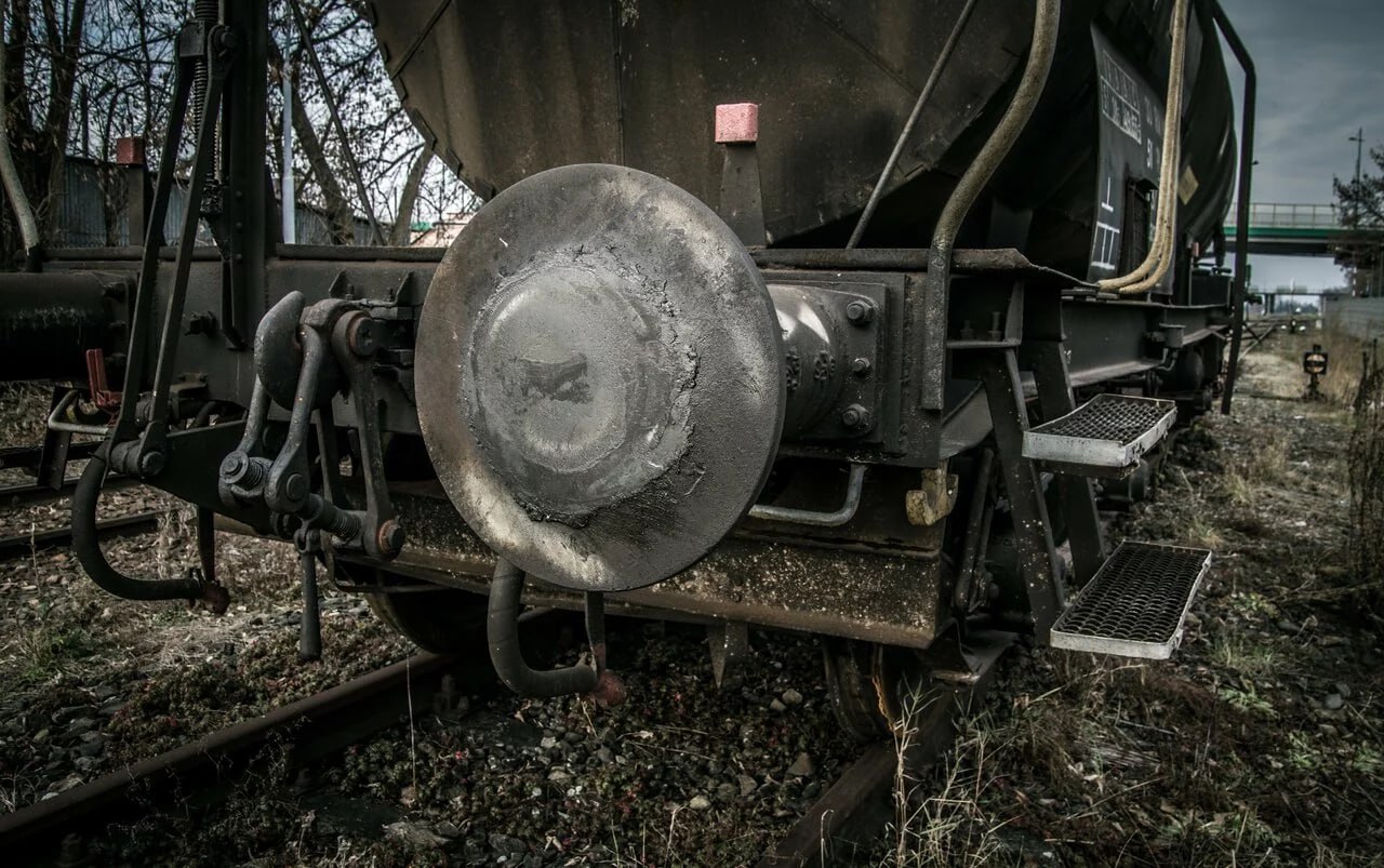 Бизнесмена из Челябинской области осудили за контрабанду машинных масел на 33 5 млн По данным следствия предприниматель из Троицка наладил нелегальный экспорт и в течение пяти лет с 2020 по 2024 годы отправил через границу 155 тонн технических масел общей стоимостью более 33 5 млн рублей Учитывая что предмет контрабанды вывезен с территории Российской Федерации по требованию прокурора судом принято решение о конфискации 33 5 млн рублей как эквивалента стоимости незаконно перемещенных товаров пояснили в Уральской транспортной прокуратуре Чтобы исполнить эти требования на земельные участки офис и склады бизнесмена был наложен арест Сам же фигурант приговорен к 2 5 годам лишения свободы условно Фото pxhere Подписывайтесь на Вести Южный Урал в MAХ
