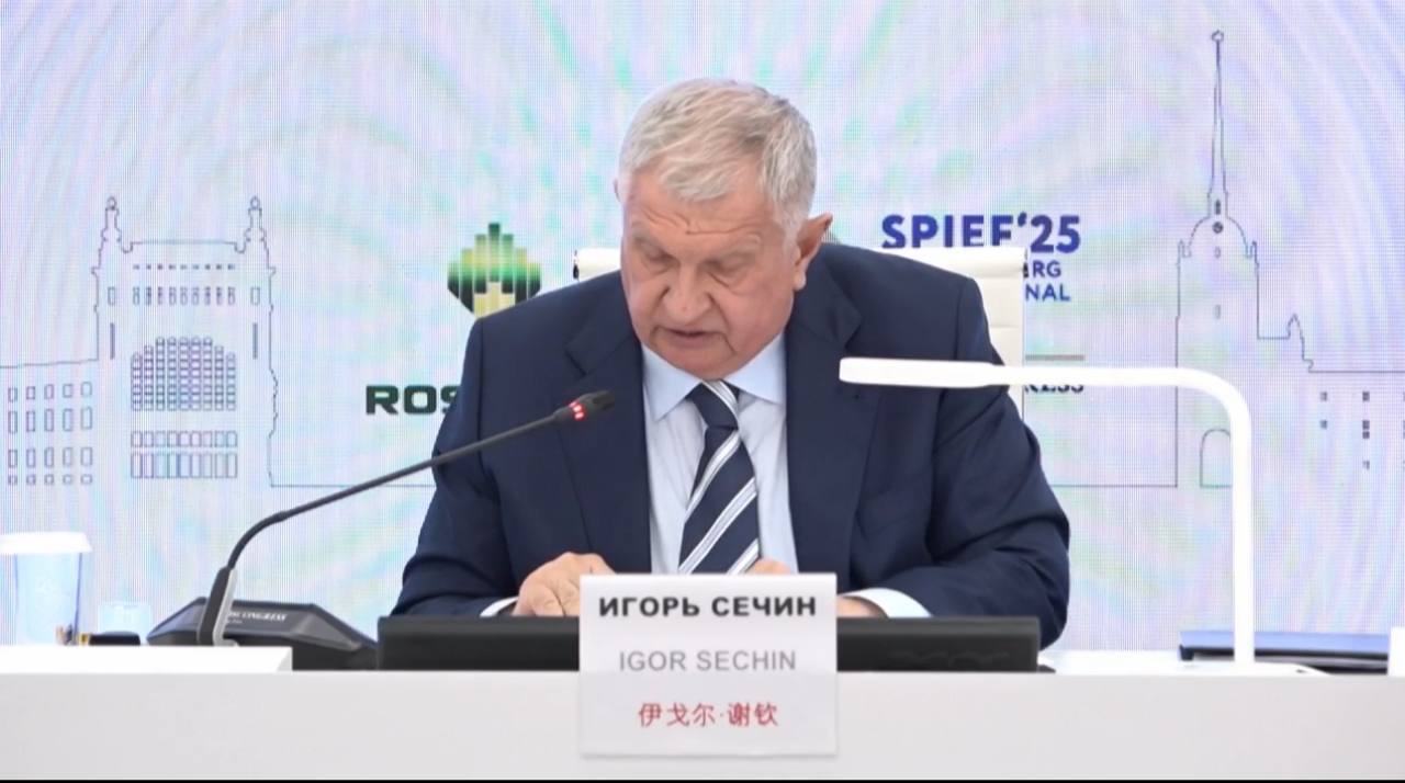 Игорь Сечин, главный исполнительный директор, Председатель Правления, Заместитель Председателя Совета директоров Роснефти, проводит «Энергетическую панель» на #ПМЭФ2025, представляет новый доклад «Одиссея мировой экономики в поисках золотого руна. Новый облик мировой энергетики»: «Текущее состояние мировой энергетики находится на этапе формирования нового облика, обусловленного многократным ростом потребления электроэнергии, генерация которой будет обеспечена как ископаемым топливом, так и возобновляемыми источниками». Применение доллара в качестве санкционного оружия подрывает его позиции и создает предпосылки к использованию альтернативных инструментов, таких как золото, криптовалюты, а также национальные валюты других стран. Сегодня на 1 унцию золота можно купить примерно в 4 раза больше нефти, в 9 раз больше стали и в 35 раз больше пшеницы, чем в 1950 году. Объем торговли криптовалютами вырос в десять раз - до 18,5 триллионов долларов за последние пять лет. Отмечен рост использования национальных валют - юаня, дирхама и индийской рупии в международной торговле. «Доля юаня в международных расчетах уже превысила 6%, догнав евро». Продолжение следует… Зелёная барыня ESG
