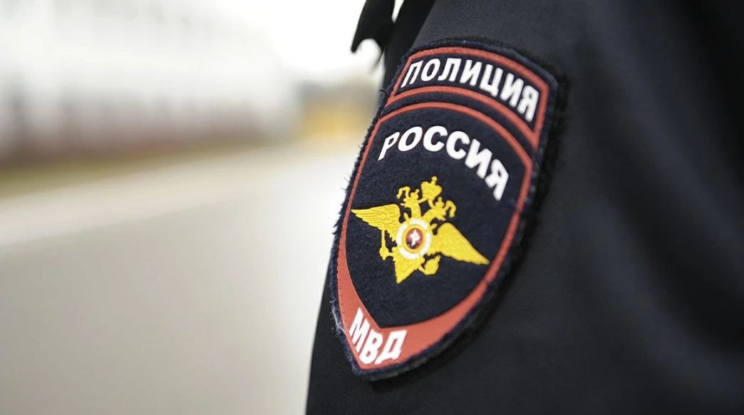 Оперативники уголовного розыска установили женщину, причастную к мошенничеству  Сотрудники управления уголовного розыска МВД по Республике Ингушетия в ходе проведения оперативно-розыскных мероприятий установили причастную к мошенничеству местную жительницу.  Полицейские приняли у женщины явку с повинной в том, что она, введя потерпевшую в заблуждение, обманным путем завладела её денежными средствами на общую сумму 90 тысяч рублей. Похищенные деньги злоумышленница успела потратить на свои нужды.