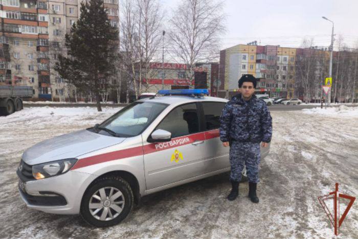 В Сургуте росгвардеец спас жизнь выпавшей из окна девушке.  В Сургуте старший сержант полиции Ислам Агаларов спас 18-летнюю девушку, которая выпала из окна восьмого этажа многоквартирного дома. Инцидент произошел на проспекте Ленина. Росгвардеец случайно оказался во дворе дома в момент падения, сообщили в пресс-службе федеральной службы по ХМАО.  «Сотрудник незамедлительно вызвал бригаду скорой помощи, подбежал к пострадавшей, а также сообщил о произошедшем в центр оперативного управления вневедомственной охраны города. До приезда врачей правоохранитель оказал горожанке первую помощь, а затем помог медикам переместить девушку на носилки и донести до служебного автомобиля, а также сопроводил пострадавшую в городскую больницу», – передают в источнике.  В настоящий момент состояние девушки стабилизировалось, ее перевели из реанимации в общую палату.