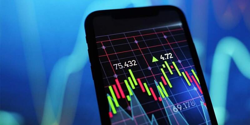 В наступающем году рынок цифровых финансовых активов ЦФА к которому фиксируется всё больше интереса может вырасти до 5 трлн рублей сообщил председатель комитета Госдумы по финансовому рынку Анатолий Аксаков По оценкам специалистов этот рынок может резко увеличиться По некоторым оценкам в следующем году уже 5 трлн а в ближайшее время вполне возможно что рынок вырастет до 10 трлн рублей заявил он ТАСС По словам Аксакова в настоящее время рынок уже превышает 1 1 1 трлн рублей а его резкий рост может быть обусловлен проявленным на фоне уравнения налогообложения интересом к этой сфере