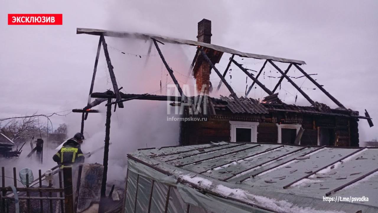 Пожарные ликвидирует возгорания дома в Великолукском  районе  В Великолукском  районе, в деревне Клинцево, на улице Задорной, произошло возгорание дома.  Прибывшие пожарные ликвидируют возгорание и не допускают распространение огня на соседние  строения.  Пострадавших нет.  На месте работают бригада скорой помощи, пожарные подразделения, сотрудники полиции.  Обстоятельства произошедшего выясняются.  #Великолукскийрайон