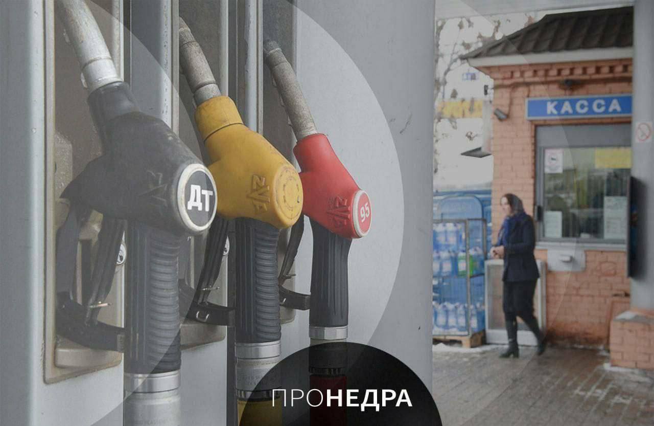 На четверть снизится потребление дизельного топлива к 2030 году – Минтранс  Министерство транспорта России прогнозирует снижение потребления дизельного топлива в стране на 25% к 2030 г.  Статс-секретарь - заместитель министра транспорта Д. Зверев в ходе встречи представителей высокого уровня Глобального форума по устойчивому транспорту в Тяньцзине заявил, что особое внимание уделяется переходу на низкоуглеродные виды топлива.  Он отметил, что это способствует снижению транспортных выбросов: внедряются электросуда на реках и двухтопливные паромы, продолжается электрификация железных дорог и перевод тепловозов на газ.    Пронедра/Подписывайся