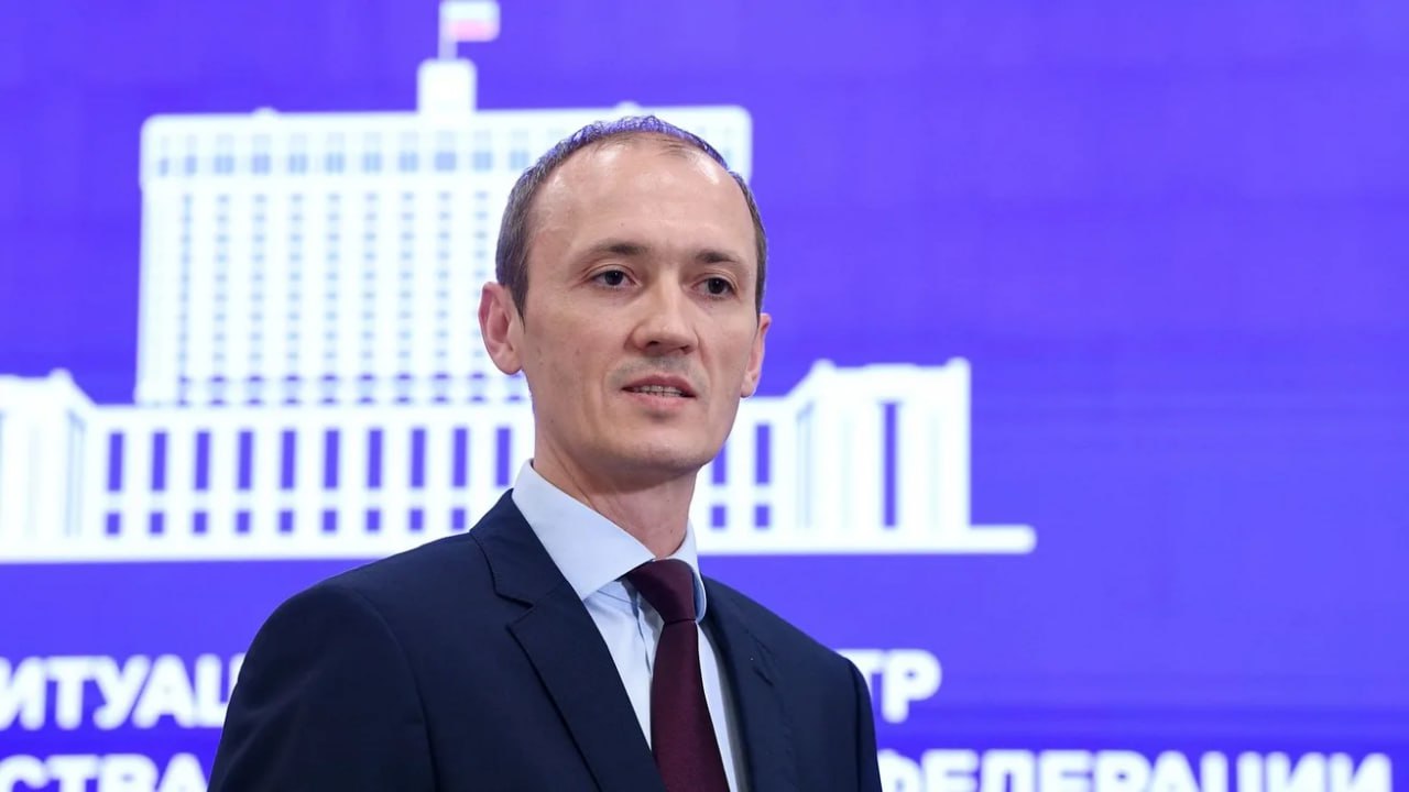 Внедрить ИИ как минимум в 3 информационные системы контролирующих органов такое поручение дал вице премьер Дмитрий Григоренко по итогам Всероссийского форума контрольных органов Это позволит автоматически анализировать огромные массивы данных аккумулируемые государством выявлять отклонения от норм по специальным индикаторам риска и формировать основания для внеплановых проверок Кроме ИИ Григоренко отметил еще два направления работы 1   Перевести к 2026 году не менее 10 контрольных мероприятий на БПЛА На сегодняшний день дроны уже используют в земельном строительном надзоре контроле за благоустройством и охоте В 2025 м с их помощью организовали около 400 проверок и почти 3 тысячи профилактических мероприятий 2   Закрепить юридическую силу за данными с БПЛА сделав их самодостаточным основанием для организации внеплановой выездной проверки По словам Григоренко ИИ и дроны сделают надзор ещё более точечным и эффективным
