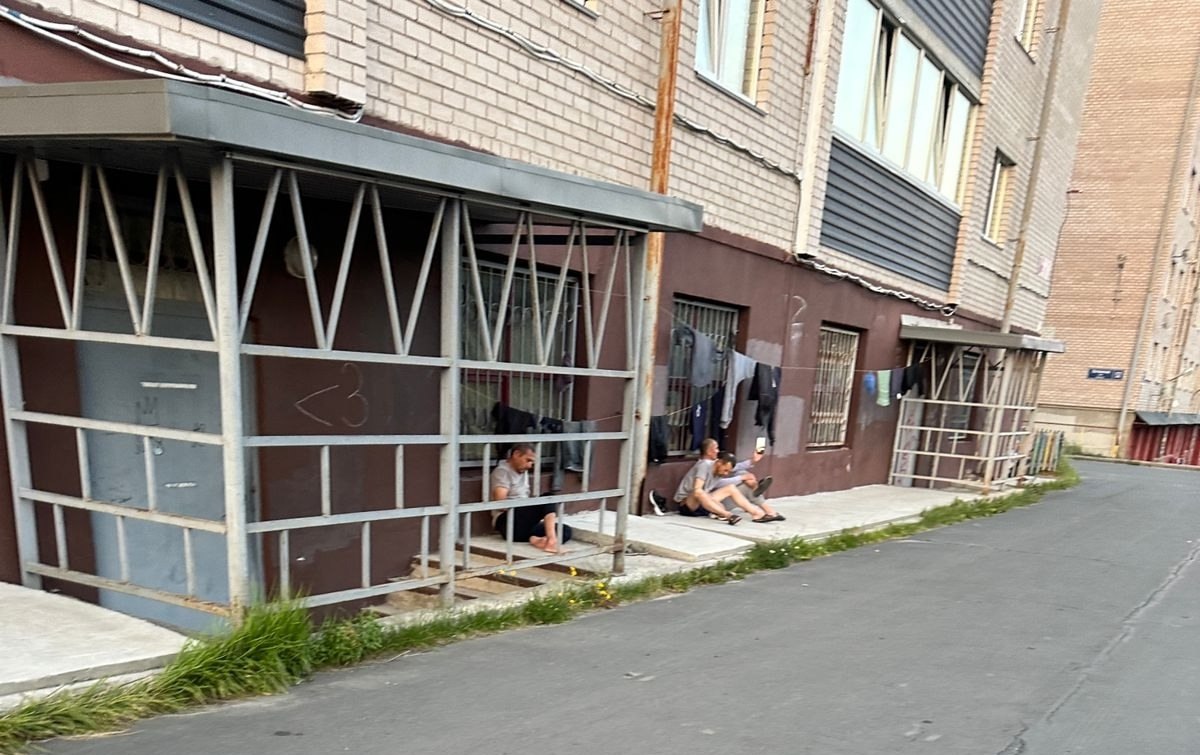 #Петрозаводск #безопасность   ‍  В Петрозаводске странные люди поселились в подвале дома: они выходят группами и только по вечерам. Это произошло в Сулажгоре. Как рассказала Анна М., в подвале ее дома на Пограничной, 54 недавно поселились люди: утром их не видно, а по вечерам они выходят группами по несколько человек — гулять, по магазинам или просто стоят под окнами и болтают до ночи. У дома странные жильцы развесили веревки и сушат свою одежду, а мусор на совке выносят прямо на асфальт или на газон. Анна просит обратить внимание на проблему управляющую компанию «Выбор», а также полицию и миграционную службу:  — А еще интересует, почему с их поселением у нас резко вырос ОДН в квитанциях  ТЭ на ГВС ОДН  ... аж в 5-6 раз? Совпадение? Или живут они, а платить будут жильцы дома?.. Мы впервые столкнулись с такой проблемой и хотелось бы узнать законность всего происходящего.