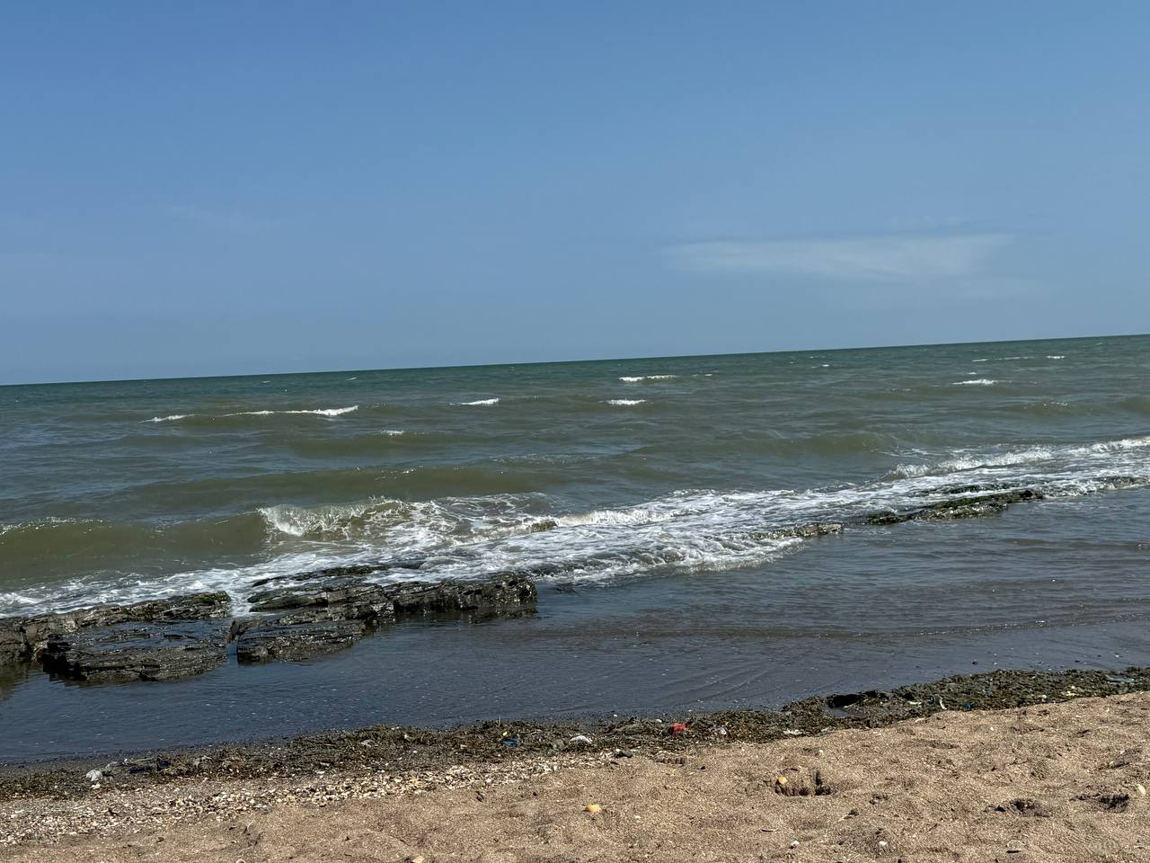 Власти Дагестана через суд сохранили землю у моря для инвестпроекта в сфере туризма Министерство имущественных и земельных отношений Дагестана выиграло апелляцию в споре за земельный участок предназначенный для крупного туристического проекта Каспийский прибрежный кластер Шестнадцатый арбитражный апелляционный суд отменил решение первой инстанции и отказал компании ООО Ракушка в иске о передаче ей этого надела Речь идёт о земельном участке площадью 10 гектаров в Дербентском районе который с октября 2023 года официально входит в границы особой экономической зоны и является государственной собственностью В марте 2024 года Минимущество передало его в аренду АО КАВКАЗ РФ для реализации проекта федерального значения Суд подтвердил законность действий министерства поддержав тем самым реализацию стратегически важного для региона туристического комплекса Проект Каспийский прибрежный кластер предполагает создание крупного всесезонного курорта на берегу Каспийского моря