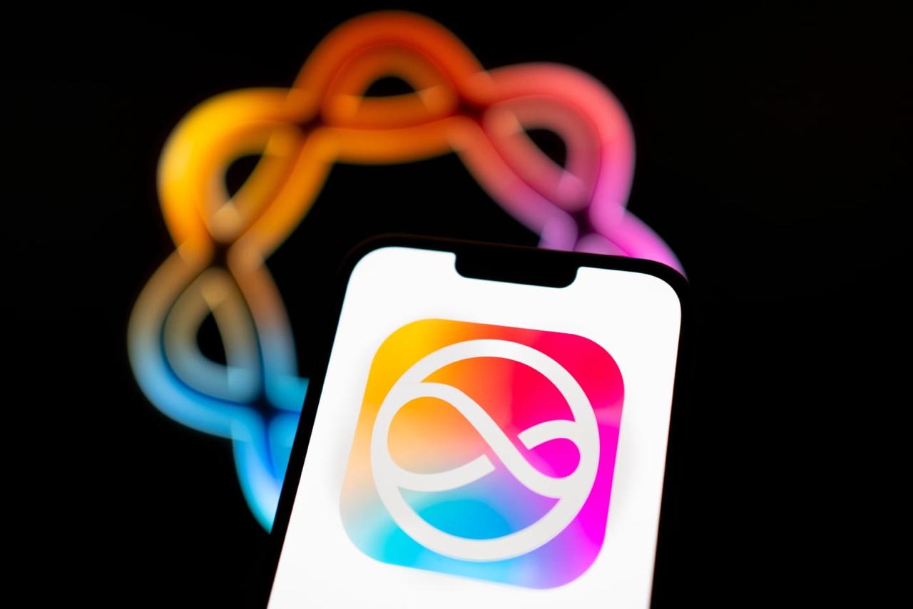 Новая Siri пока что не готова к выходу в iOS 26 4 Тестировщики iOS 26 4 уже высказывают опасения по поводу производительности новой Siri сообщает журналист Bloomberg Марк Гурман iOS 26 4 должна выйти весной 2026 года поэтому у Apple ещё есть полгода для того чтобы доработать ассистента Гурман уверен что если релиз Siri окажется неудачным то из Apple уйдут ещё несколько высокопоставленных специалистов по искусственному интеллекту   www iphones ru 1341751 новости iphonesru