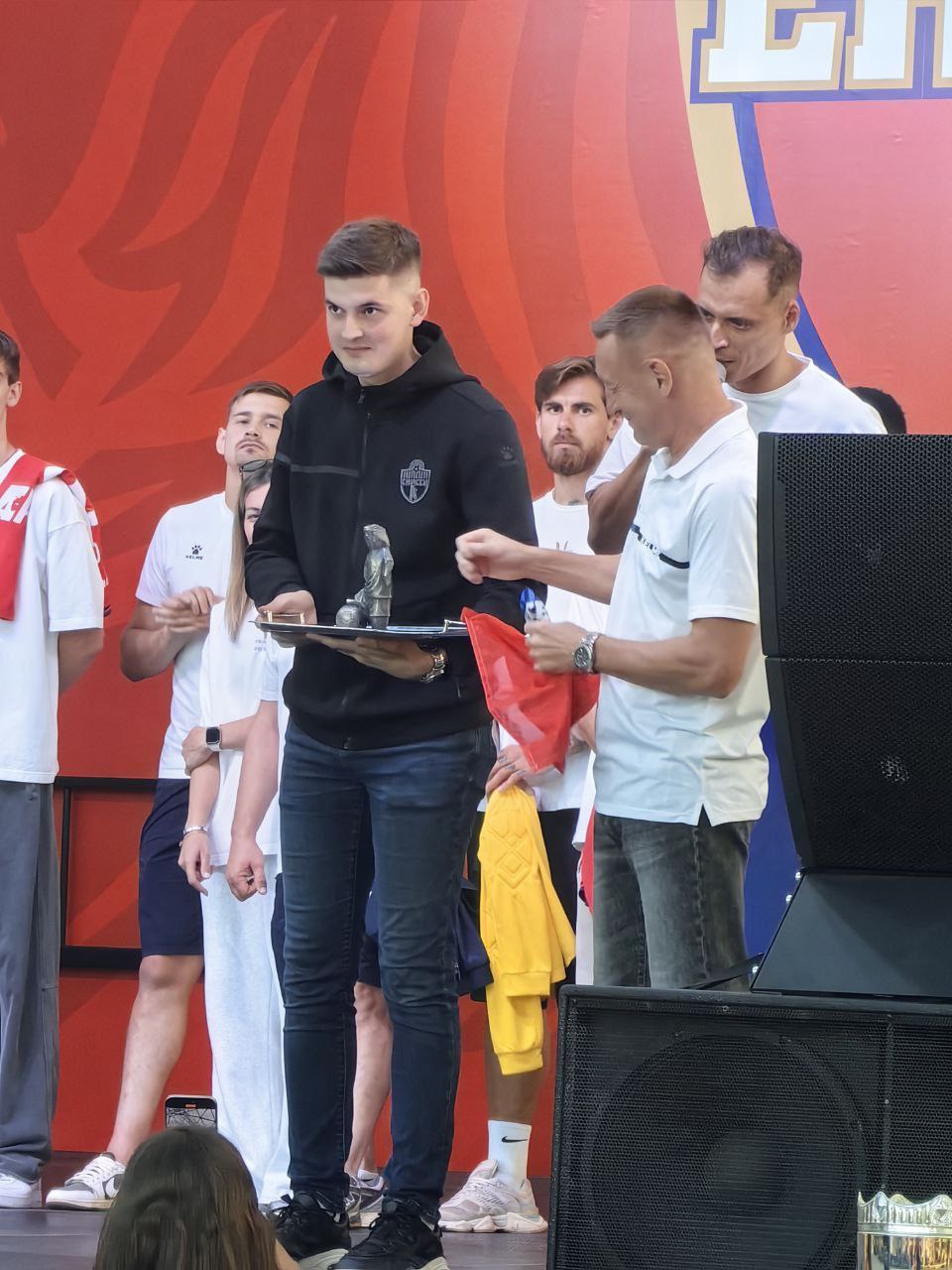 В Красноярске появится еще один «незапланированный» суслик - с мячом. Бронзового зверька презентовали на встрече ФК «Енисей» с болельщиками. Где он будет установлен пока неизвестно
