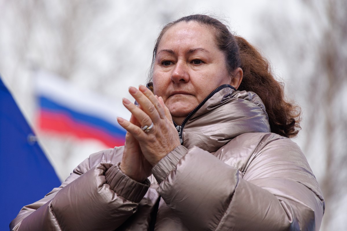Вяльбе ответила Клебо Президент Федерации лыжных гонок России ФЛГР Елена Вяльбе считает, что пятикратный олимпийский чемпион Йоханнес Клебо не должен был высказываться о возможном возвращении россиян на международные соревнования. Об этом она заявила «Спорт-Экспрессу». Норвежец ранее заявил, что считает неправильным возможное возвращение россиян на турниры под эгидой Международной федерации лыжного спорта и сноуборда FIS . «Его дело — кататься на лыжах, а не рассуждать», — сказал Вяльбе. Глава ФЛГР отметила, что без российских соперников «удобно делить медали». «Помимо всего прочего, их главное занятие — зарабатывать. Когда есть возможность зарабатывать больше и легче, какие к ним могут быть претензии — все логично», — добавила Вяльбе. Global Look Press -канал «РБК Спорт»