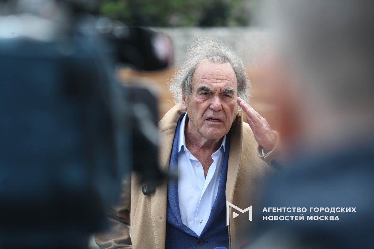 Американский режиссер Оливер Стоун свой очередной фильм планирует снять на кинозаводе «Москино». Об этом он заявил во время посещения площадки. Москва – удивительный, волшебный, чудесный город, город прекрасного будущего. Очень люблю приезжать сюда, и очень рад, что оказался в этом месте, большое спасибо за приглашение. Я был приятно удивлен, как кинопроизводство в Москве развивается, какие применяются технологии. Было бы неплохо снять здесь кино. Режиссер прибыл в Москву на празднование 80-летия Победы в Великой Отечественной войне. Ранее он посетил просветительский марафон «Знание. Первые» и осмотрел достопримечательности столицы. Стоун – обладатель 3 «Оскаров» за фильмы «Полуночный экспресс», «Взвод» и «Рожденный четвертого июля». Также он снял художественную ленту «Сноуден» и документальный фильм «Интервью с Путиным». «Москва»