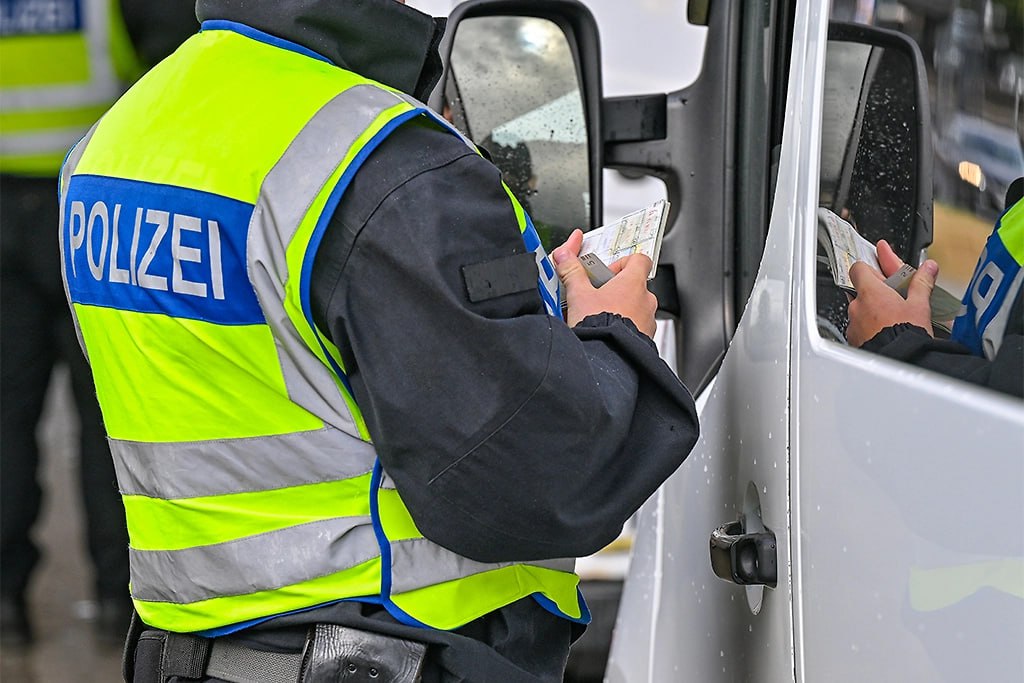 Около 20 тысяч украинцев призывного возраста прибыли в Германию с августа Около 20 тысяч украинских мужчин в возрасте от 18 до 22 лет въехали в Германию с августа после того как власти Украины разрешили этой категории граждан покидать страну Об этом пишет газета Bild Всего с августа в Германию прибыли 19 484 человека указанного возраста Пик пришёлся на первую неделю октября после чего поток заметно снизился сейчас в страну въезжает менее тысячи таких мужчин в неделю При этом немецкие города и коммуны уже испытывают серьёзную нагрузку из за расходов на размещение приезжих В октябре в земле Баден Вюртемберг был зафиксирован самый высокий месячный приток беженцев с марта 2023 года что власти назвали тревожным сигналом Геополитика