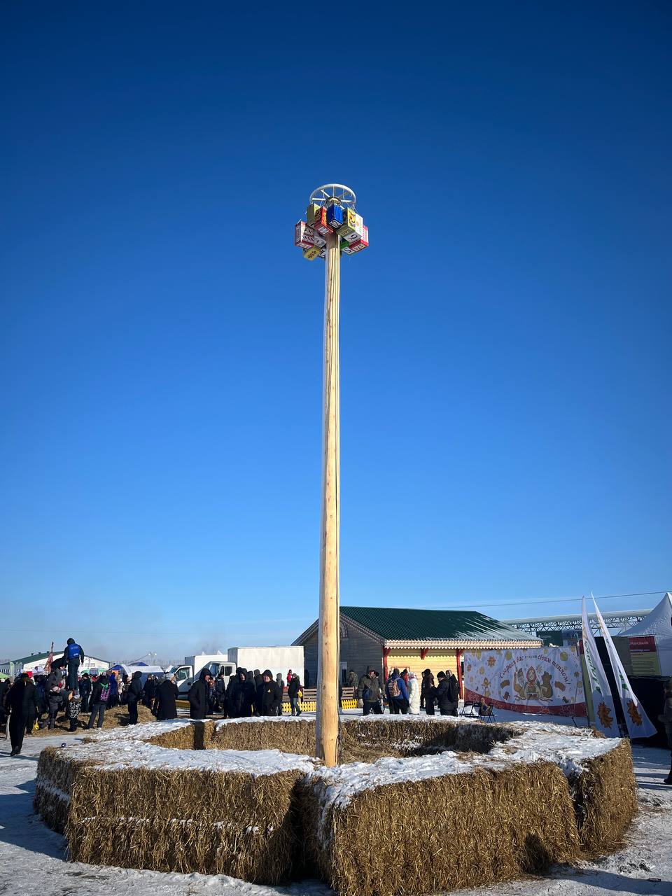 А вот один из главных героев Масленицы в Новотырышкино Масленичный столб Уже скоро самые бесстрашные попробуют его покорить ради призов А знаете как ещё можно выиграть приз Принять участие в нашем медиаконкурсе Катунь 24 в MAX