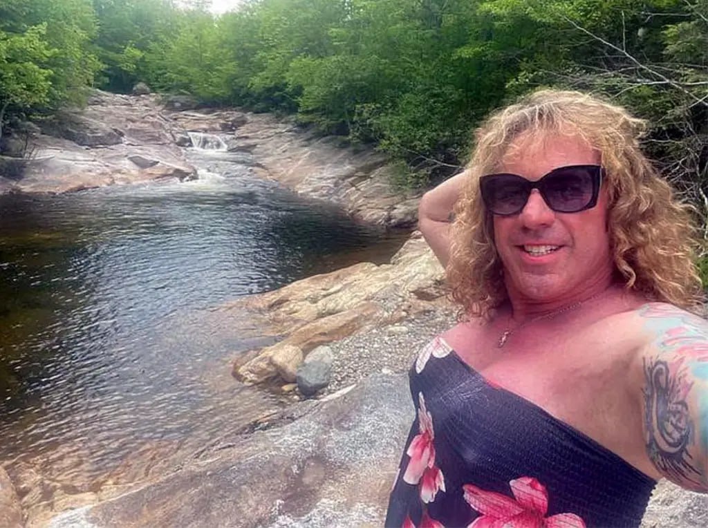 Трансгендерной женщиной оказался неизвестный открывший стрельбу на хоккейном матче между школьными командами в США Об этом пишет New York Post Стрелявшим оказался 56 летний отец старшеклассника Роберт Дорган сменивший имя на Роберта Эспозито Нападавший сидел в глубине трибун затем подошёл ближе и открыл огонь по четырём членам семьи и их другу В ходе стрельбы он убил мать сына Доргана а ее родственник позже скончался в больнице от ранений Трое пострадавших остаются в критическом состоянии Подозреваемый покончил с собой на месте преступления Отец другого хоккеиста попытался его обезвредить но Дорган достал запасное оружие На фотографии New York Post Роберт Дорган движение ЛГБТ признано экстремистским и запрещено в России РЕН ТВ ждет вас в MAX