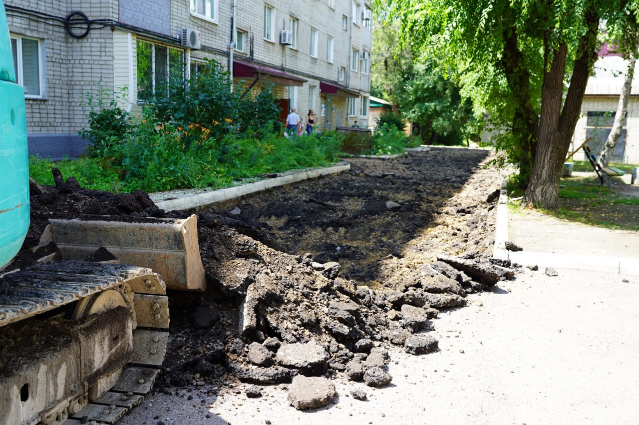 В Уссурийске стартовали работы по проектам-победителям краевого конкурса грантов ТОС   На улице Воровского, 151 начались первые работы в рамках ежегодного краевого конкурса грантов для территориальных общественных самоуправлений.  «Мы неоднократно участвовали и побеждали в конкурсах. Раньше нам не хватало средств на асфальтирование территории. Когда мы стали первым в Уссурийском городском округе ТОС с юридическим статусом, появилась возможность получить до 2,5 миллионов рублей", -  рассказала о значимости победы председатель ТОС Татьяна Андреева.  Сейчас специалисты занимаются демонтажем старого дорожного покрытия. Следующим этапом станет отсыпка и укладка нового асфальтобетонного покрытия площадью 1115 квадратных метров. Также планируется расширить проезжую часть. Завершить все работы подрядчик должен к 25 августа.   Напомним, по итогам конкурсного отбора из 17 поступивших заявок победителями стали:  ТОС «Воровского» — асфальтирование придомовой территории на улице Воровского, 151;  ТОС «Южный» — благоустройство зоны отдыха на Владивостокском шоссе, 109а;  ТОС «Борисовский» — асфальтирование придомовой территории с элементами водоотведения в селе Борисовка, на улице Новой, 5;  ТОС «Промышленник» — обустройство детской площадки на улице Промышленной, 3;  ТОС «Восход» — создание детской площадки на улице Попова, 32в;  ТОС «Доброполье» — оборудование детской площадки на улице Строительной, 2;  ТОС «Южно-Слободской» — установка детской площадки на Вокзальной дамбе, 31;  ТОС «Степное» — асфальтирование придомовой территории в селе Степное, пер. Школьный, д. 1.   Все проекты благоустройства планируется завершить до конца текущего года.