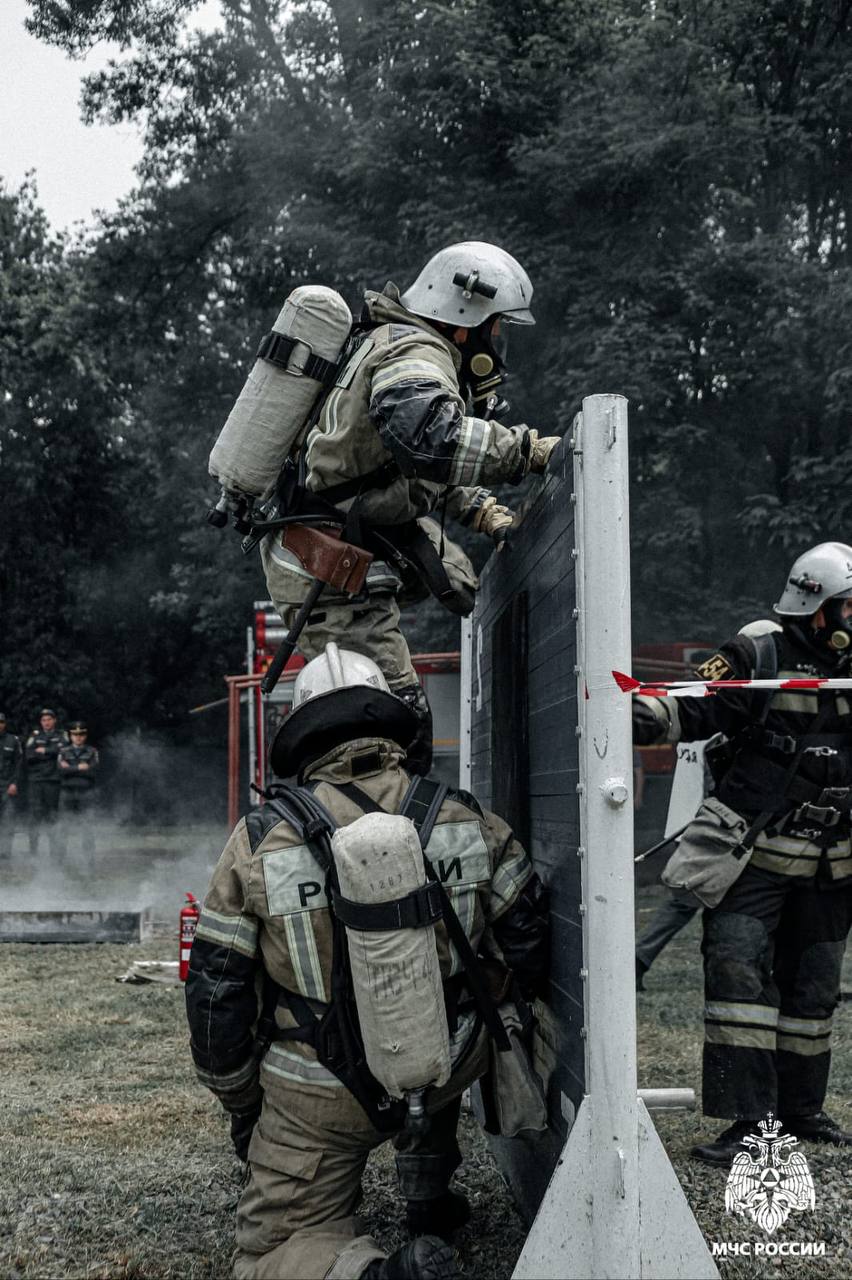 Коротко о главном За сутки 19 июля 2025 года пожарно-спасательные формирования Главного управления МЧС России по Республике Северная Осетия–Алания: тушили пожаров, в том числе: на 20 километре автодороги Моздок - Вознесенская горели пожнивные осадки на площади 2000 квадратных метров; в селении Кизляр горели пожнивные остатки на площади 20 гектар; ликвидировали последствия ДТП: на 6 километре автодороги Архонская - Дзуарикау автомобиль «Лада «Калина» совершил опрокидывание. В результате ДТП пострадали 2 человека, 1 человек погиб; на 519 километре автодороги «Кавказ» произошло столкновение иномарки и автомобиля «Газель «Грузовая». В результате ДТП пострадал 1 человек; проводили аварийно-спасательные работы; проводили поисково-спасательные работы; выезжали специалистов и единиц техники. На 20 июля по территории Республики Северная Осетия-Алания ожидается облачная с прояснениями погода, кратковременный дождь. До конца суток 20 июля в степных районах республики ожидается сильная жара 38 градусов. До 22 июля на территории республики действует штормовое предупреждение. Военно-Грузинская дорога и Транскам открыты для движения всех видов транспорта. Совет дня: будь внимателен на дорогах.