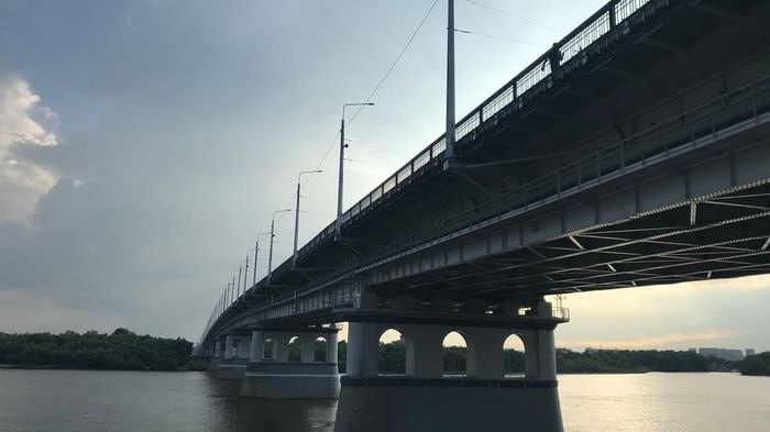 ДТП парализовало Ленинградский мост в Омске Сегодня утром 25 августа омичи столкнулись с длинной пробкой на Ленинградском мосту идущей в сторону пересечения улиц Масленникова и проспекта Маркса На Ленинградском мосту движение сильно замедлено на всем его протяжении начиная от въезда и заканчивая направлением к центру города возле проспекта Маркса Затруднения наблюдаются и на улице Масленникова где очередь машин тянется от улицы Декабристов А на проспекте Маркса транспорт остановился практически сразу же после улиц Потанина и Красных Зорь Согласно сервису Яндекс Пробки основной причиной образовавшихся пробок послужило дорожно транспортное происшествие на перекрестке Масленникова и проспекта Маркса