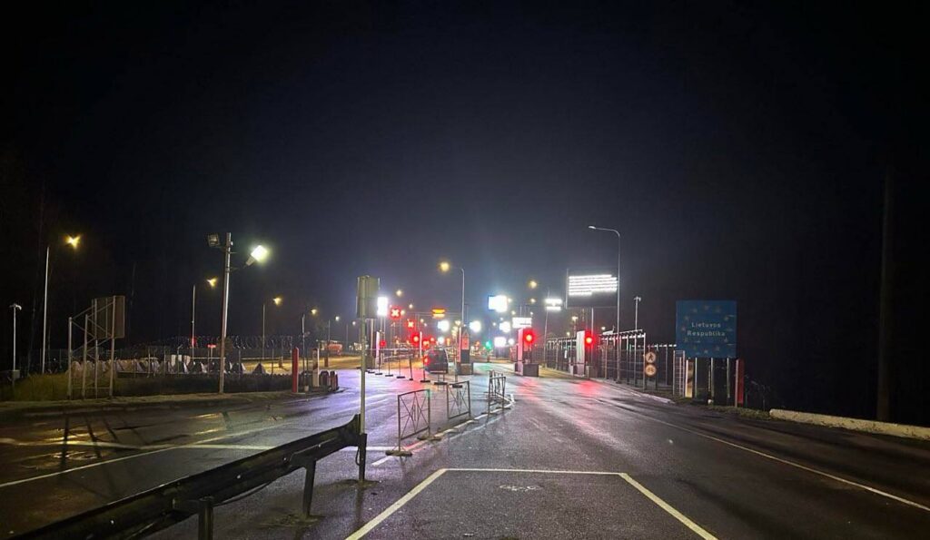 Белорусы застряли на границе рейсы в Вильнюс и Каунас отменены В ночь на понедельник литовская сторона вновь закрыла два пункта пропуска на границе с Беларусью на неопределенный срок Заложниками этого обстоятельства стали и пассажиры автобусов   Перевозчики пока оценивают ситуацию но есть и первые отмены рейсов Например автобус Гродно Лида Вороново Вильнюс от ООО Трансагенство Фаворит не будет курсировать как минимум до вторника   Также отменены рейсы Минск Вильнюс и Минск Каунас от перевозчиков ООО Ваджен транс и UAB Gromora Всем пассажирам купившим билеты на эти рейсы через сервис Атлас предложили перенести поездку на более поздний срок В случае возврата билета пассажирам вернут полную стоимость   Рейсы Гродно Вильнюс отправлением в 2 50 Вильнюс Лида 5 00 Вильнюс Гродно 10 00 вернулись в города из которых выезжали Всем пассажирам полностью возместили стоимость билета Подпишись Минская правда MLYN by