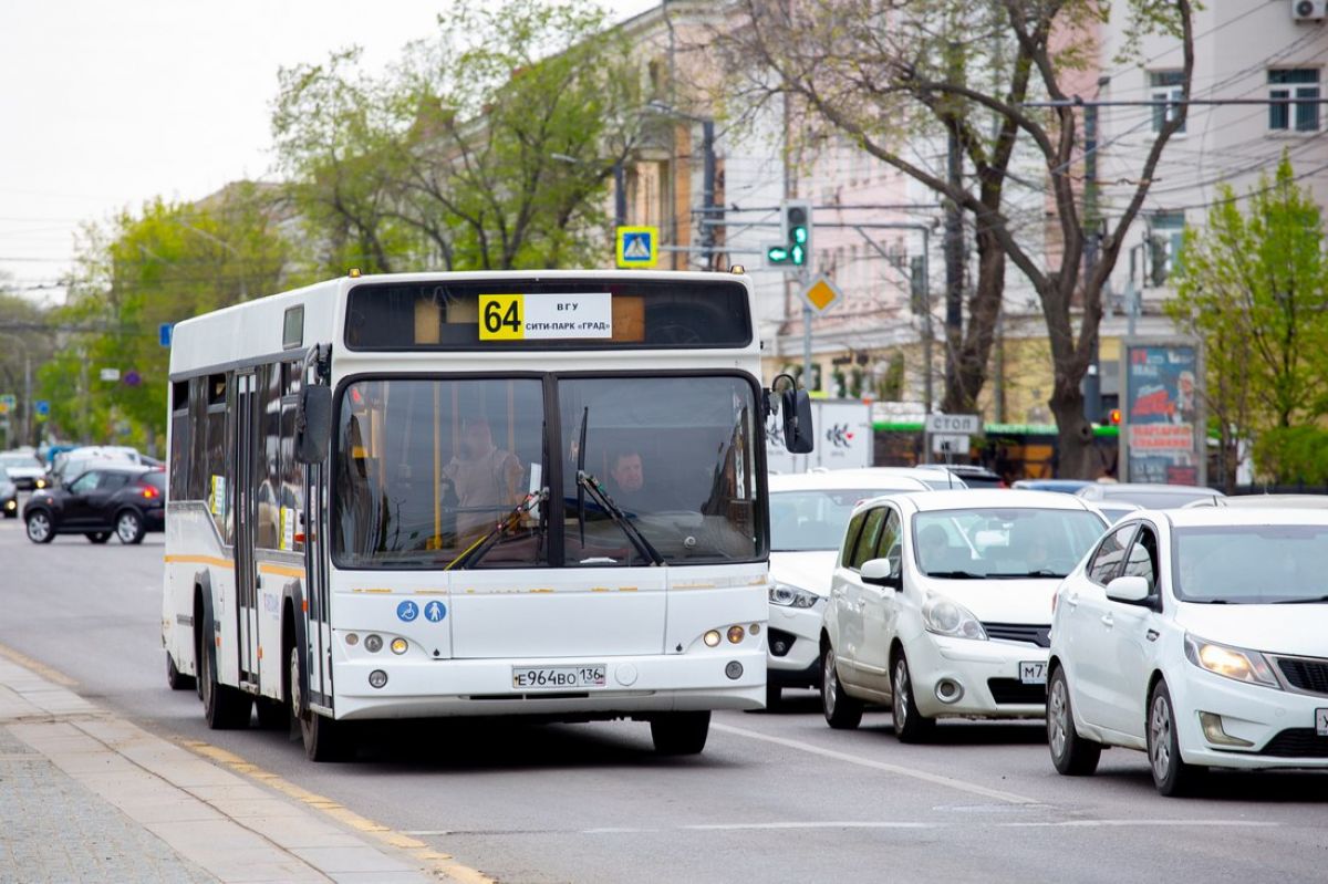 В Воронеже временно изменят маршруты автобусов в связи с празднованием Дня Победы В Воронеже 9 мая на время проведения мероприятий, посвященных празднованию Дня Победы, скорректируют движение автобусных маршрутов, следующих через центральную часть города. ↗ Прислать новость Подписаться