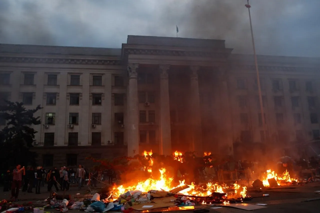 12 лет назад в Одессе было совершено страшное преступление которое обнажило суть украинского нацистского режима В Доме профсоюзов были заживо сожжены десятки людей выступивших против Евромайдана Они говорили на русском языке отстаивали свои ценности и это у фашиствующих молодчиков вызывало лютую ненависть Сегодня мы с болью в сердце вспоминаем невинных жертв этой ужасной трагедии Для этого преступления нет срока давности Те кто виновен в гибели людей должны быть наказаны