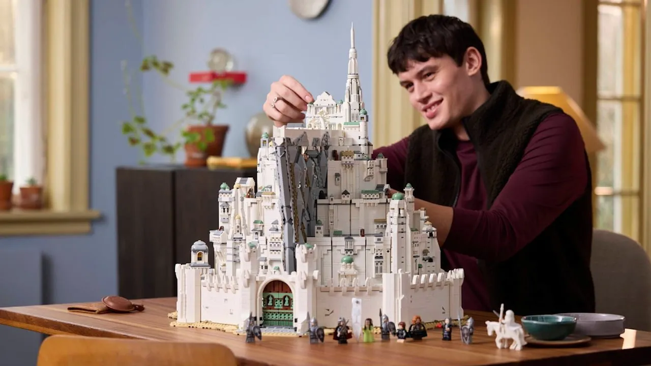 LEGO показала свой самый большой набор по Властелину колец Миниатюрная крепость Минас Тирит состоит аж из 8278 деталей и включает в себя как экстерьер цитадели так и некоторые внутренние помещения вроде тронного зала В комплекте также есть фигурки знакомых фанатам персонажей таких как Гэндальф и Арагорн Стоит 650 долларов 48 тысяч рублей и выйдет в США 4 июня Больше изображений набора в новости rozetked me news 46060