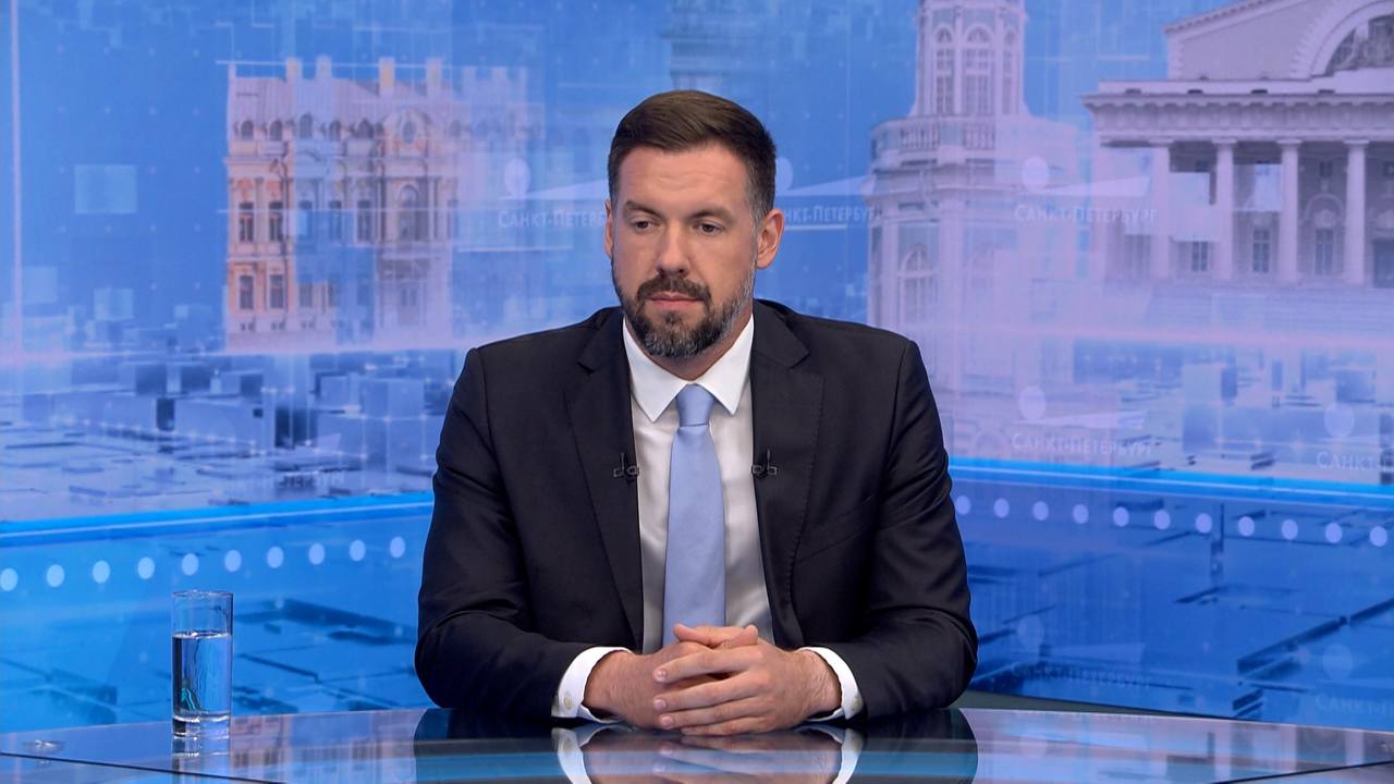 На прямой линии вице-губернатор Алексей Корабельников отметил, что город продолжает бороться с нелегальной торговлей, особенно на Невском проспекте.  «Убеждены, что на Невском проспекте не должно быть ларьков», — подчеркнул Алексей Корабельников.  По его словам, разносную торговлю пока устранить не удаётся, но рейды будут продолжаться. Также он заявил, что нестационарная торговля — пережиток прошлого, не влияет на доходы бюджета, и схема её размещения требует пересмотра.