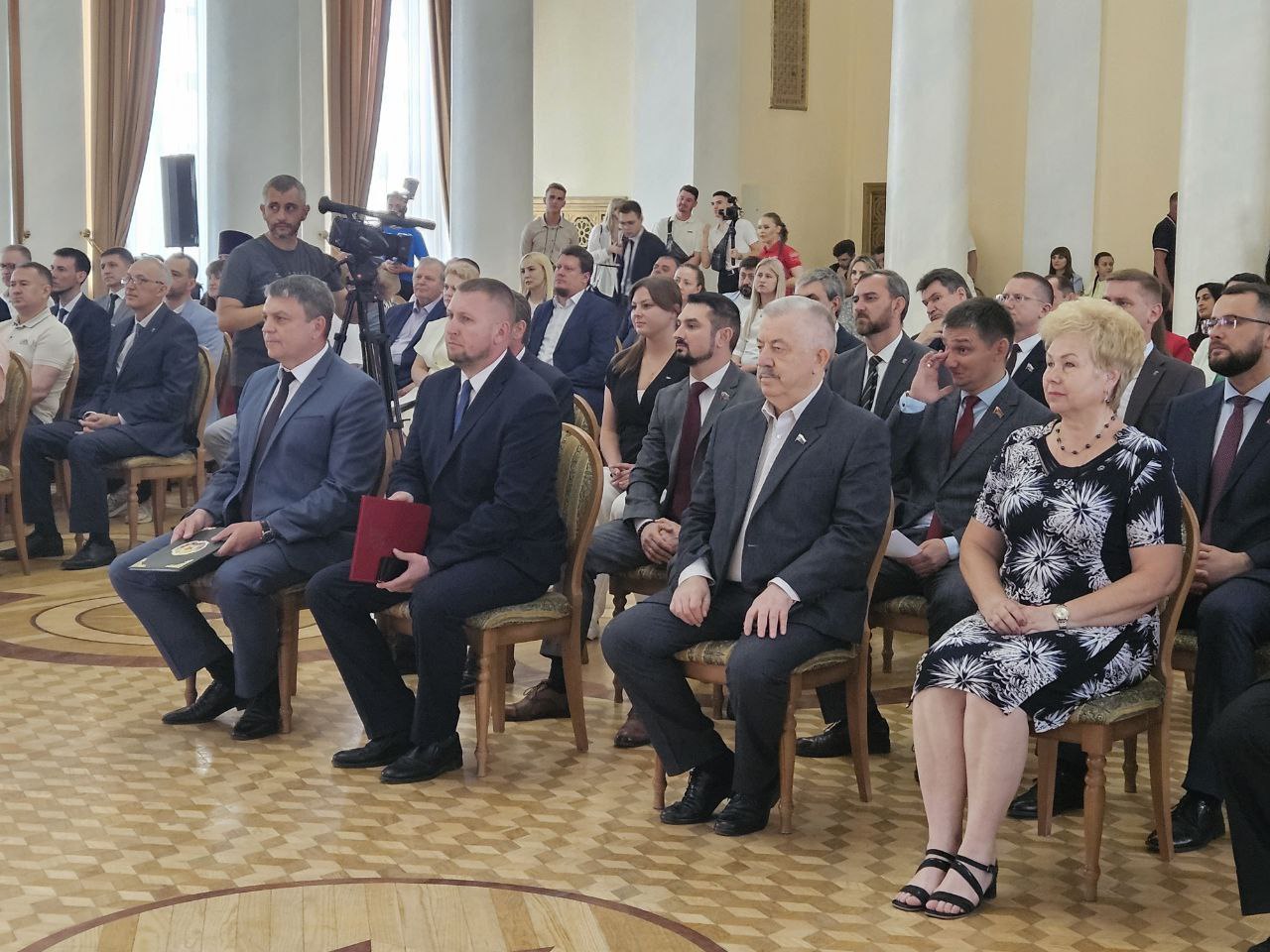 Сегодня в рамках расширенного заседания Народного Совета ЛНР совместно с представителями исполнительной власти состоялся отчет Главы республики Леонида Пасечника о работе, проделанной в 2024 году. В своем докладе он осветил ключевые направления развития Луганщины и подчеркнул важность повышения качества жизни граждан. Леонид Иванович подробно ответил на вопросы депутатского корпуса, представив обоснованные решения для актуальных задач. Его выступление продемонстрировало социальную ориентированность всех органов власти, что является приоритетом в нашей деятельности. Полностью поддерживаю все инициативы руководителя региона. Мы – единая команда, стремящаяся к благополучию наших людей. Вместе мы продолжаем строить будущее Луганской Народной Республики в составе России!