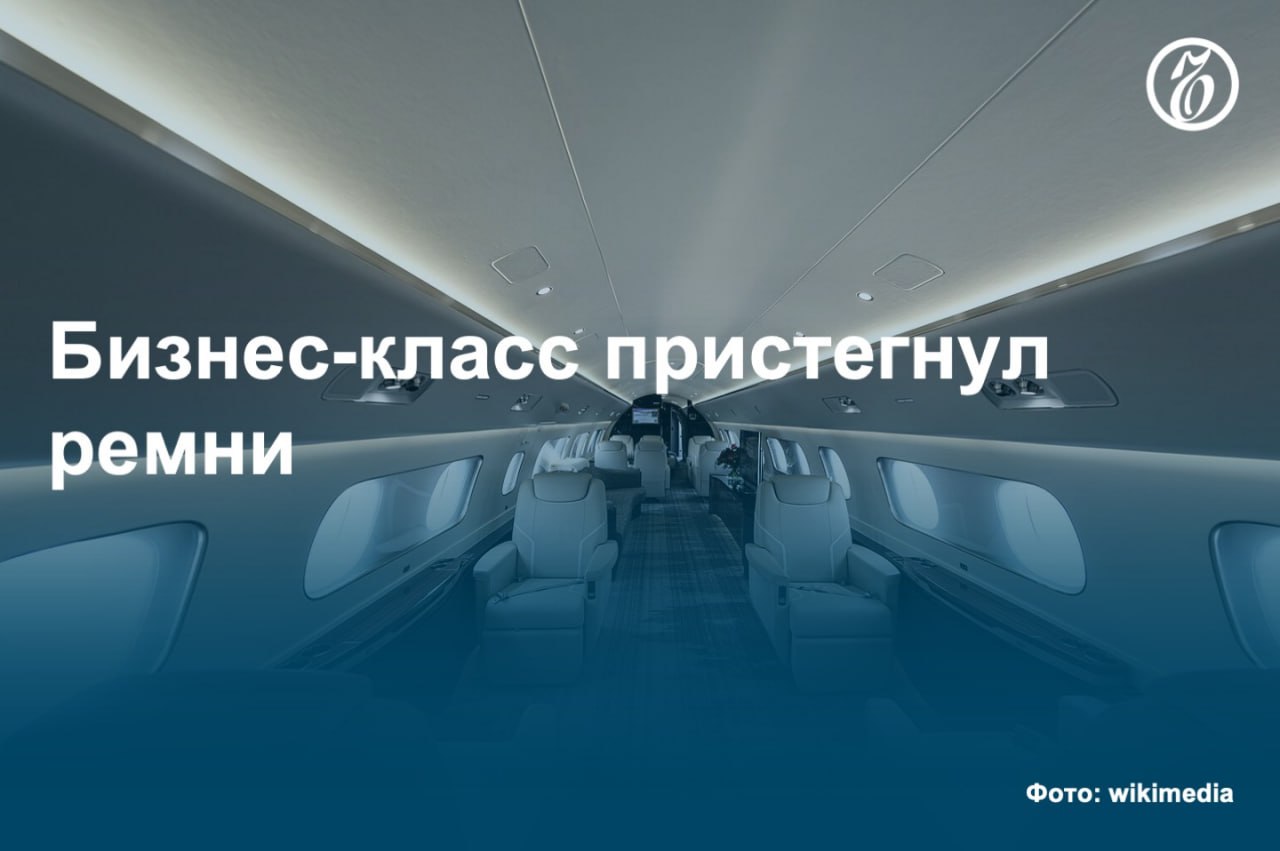 Российские авиакомпании фиксируют рост спроса на перелеты бизнес-классом, выяснил «Ъ». Так, по итогам 2024 года в «Авиасейлс» зафиксировали рост бронирований в бизнес-классе на 29%. Чаще такие билеты выбирают нефтяники, сотрудники ТЭК и банков, юристы и финансисты. В топ-5 зарубежных направлений попали Китай 18% от общего объема билетов бизнес-класса , Турция и ОАЭ по 10% , а также Узбекистан и Таиланд 6% и 4%, соответственно . Средний чек перелета туда-обратно год к году вырос на 2,5%. Доля бизнес-сегмента последние десять лет снижается и сейчас, по оценке экспертов, составляет менее 3% от общего пассажиропотока. #Ъузнал