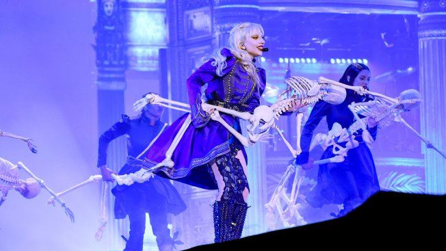По данным The Hollywood Reporter, режиссер Тим Бертон снял клип на трек Death Dance, записанный Леди Гагой для сериала «Уэнсдей». Ожидается, что его релиз состоится в сентябре.    : Kevin Mazur / WireImage for Live Nation