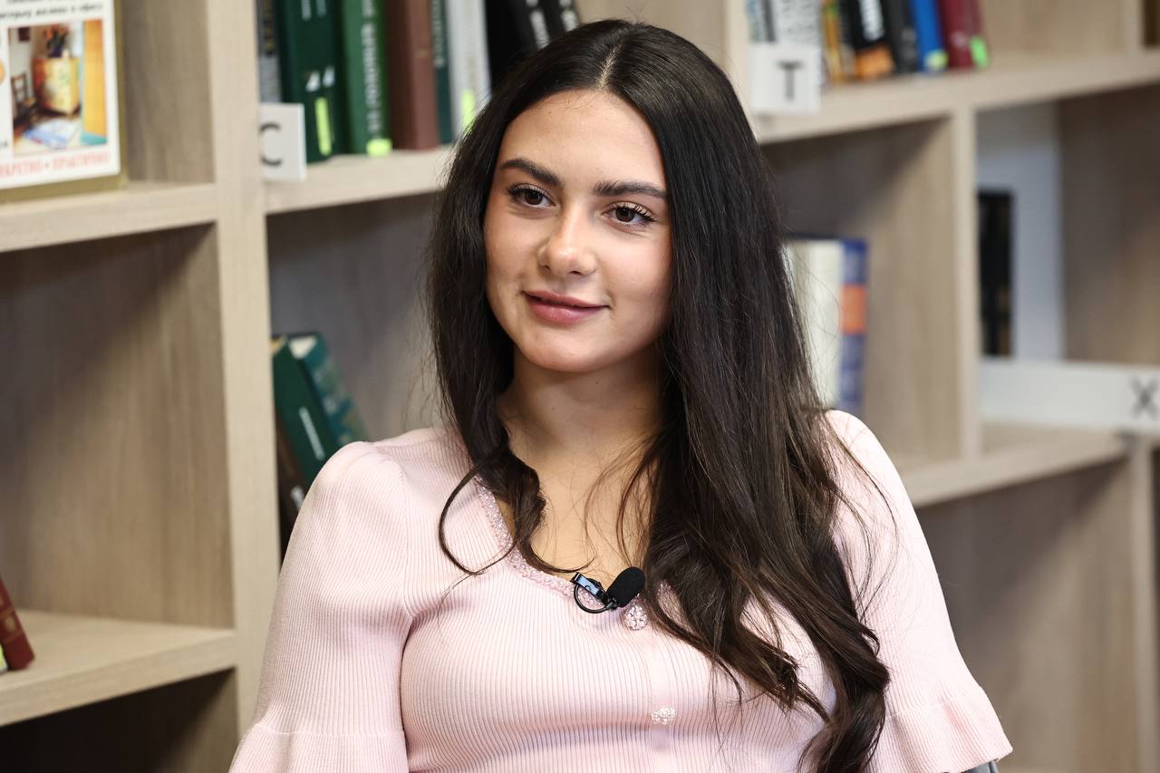 Лала Крамаренко Заставлять детей заниматься спортом нельзя Трёхкратная чемпионка мира среди юниоров по художественной гимнастике посетила областной центр Южного Урала В эти дни в Челябинске залуженный мастер спорта России Лала Крамаренко проведет несколько мастер классов для детей показав им самые сложные элементы художественной гимнастики Перед циклом занятий спортсменка стала гостем программы медиахолдинга Гранада Пресс Большая редакция в ходе которой ответила на вопросы журналистов Среди прочего знаменитая гимнастка пришедшая в этот вид спорта в 2 5 года рассказала что почти все время отнимают тренировки и места для учебы почти не остается Вместе с тем Лала подчеркивает что ей повезло ведь ее бабушка учитель русского языка и литературы благодаря чему она даже в самом плотном спортивном графике могла совмещать учебу тренировки и самые именитые турниры В этой связи гостья программы дала совет родителям мечтающим о профессиональной спортивной карьере для своего ребенка Если ребенку нравится он будет туда ходить если не нравится забирайте Ищите что то другое и это не обязательно должен быть спорт Самое главное чтобы ребенок получал удовольствие не нужно заставлять поделилась мнением Лала Крамаренко eugenejut